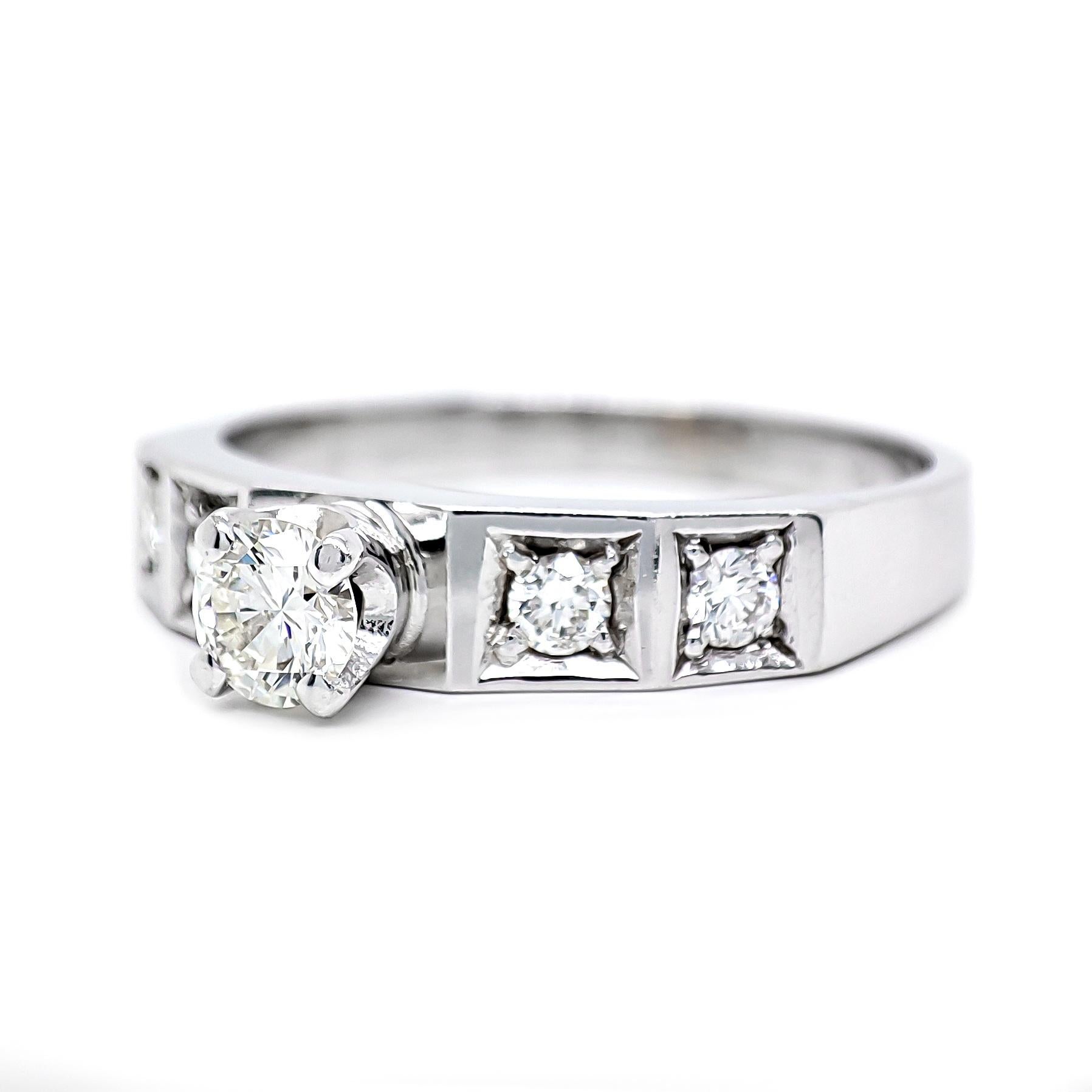 PER NOI CLIENTI NIENTE IVA!

Intraprendi un viaggio d'amore eterno con questo incantevole esemplare da 0.35 carati. Realizzato meticolosamente in oro bianco 14 carati, l'anello pesa ben 2,94 grammi e garantisce eleganza e durata. Misura 7.US con