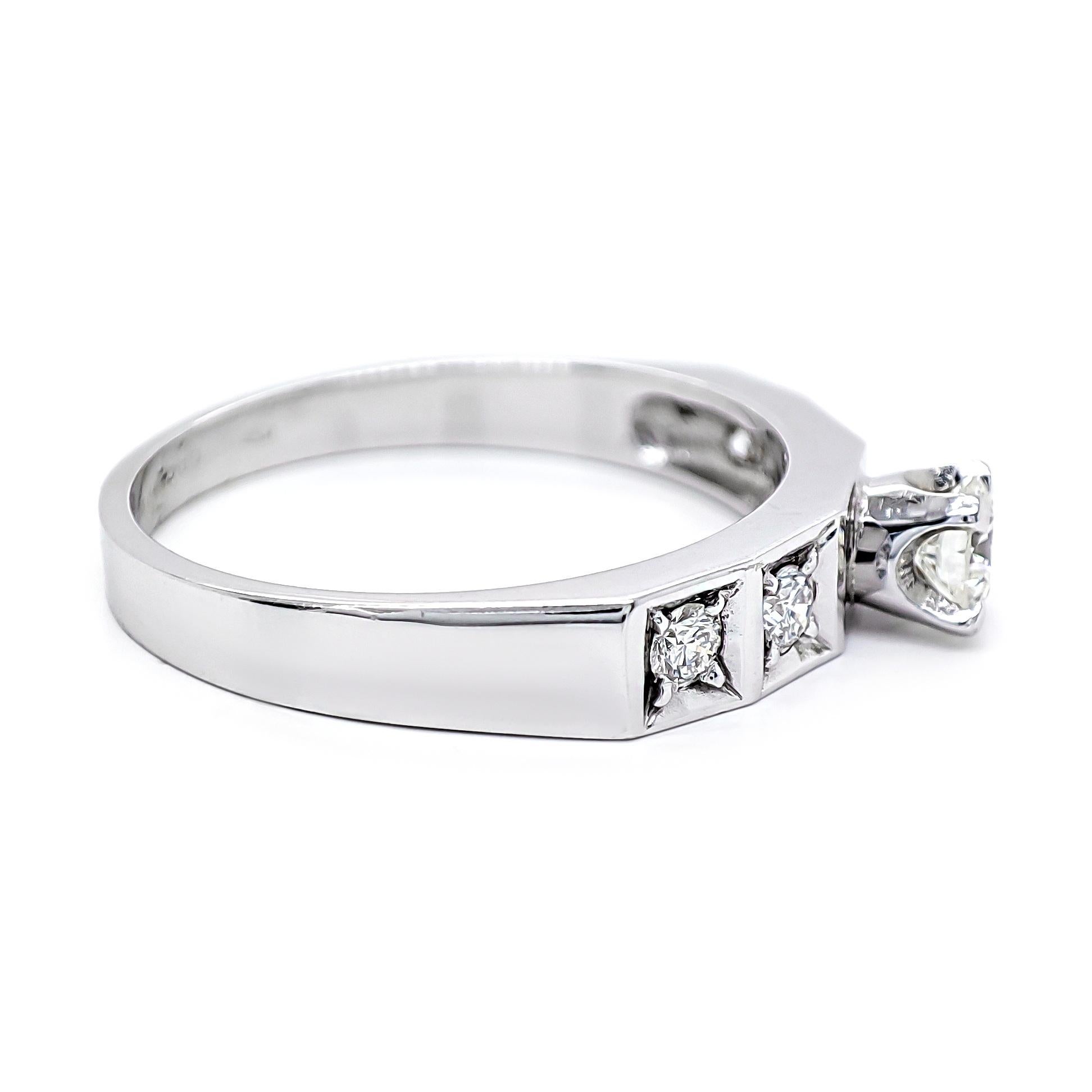 Taglio rotondo Anello con diamante rotondo da 0,35ctw in oro bianco 14K in vendita