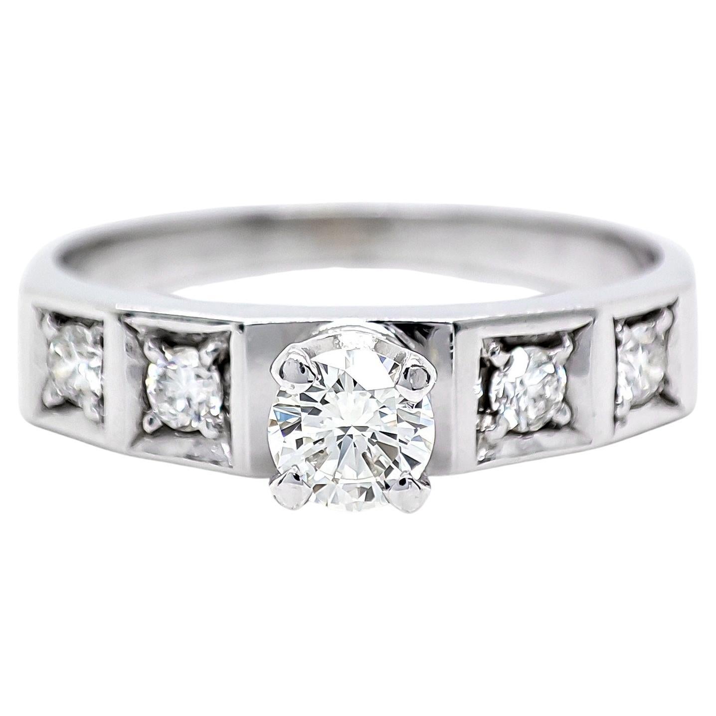 Anello con diamante rotondo da 0,35ctw in oro bianco 14K in vendita