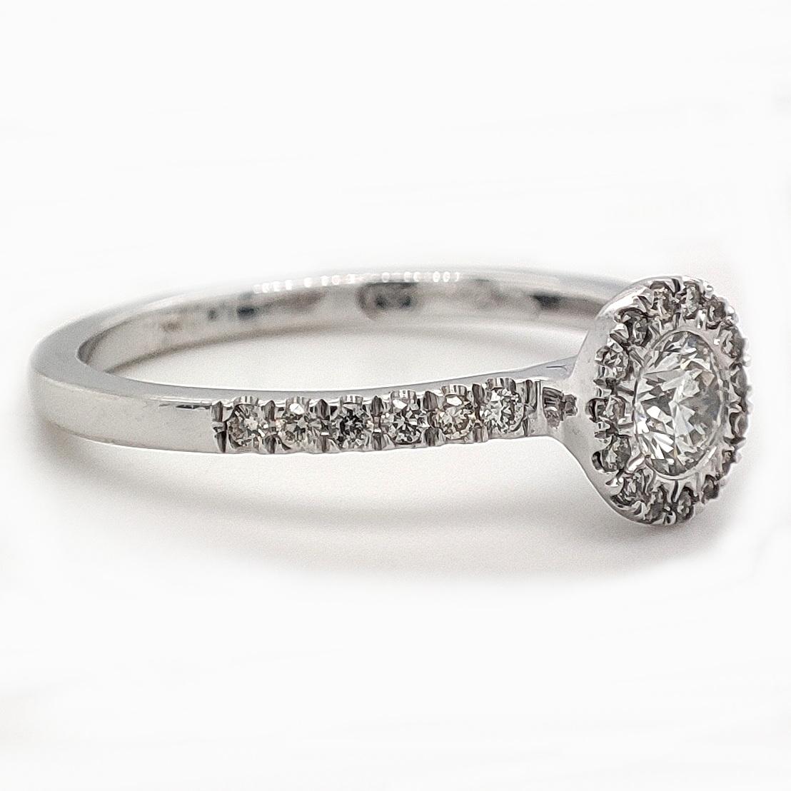 FOR US CUSTOMER NO VAT!

Elevate your style with the enchanting allure of this 0.42CTW Halo Diamond Ring in 14K White Gold. The centerpiece boasts a sparkling 0.24CT diamond with a clarity of SI2, encircled by 27 stones totaling 0.18CT in a range of