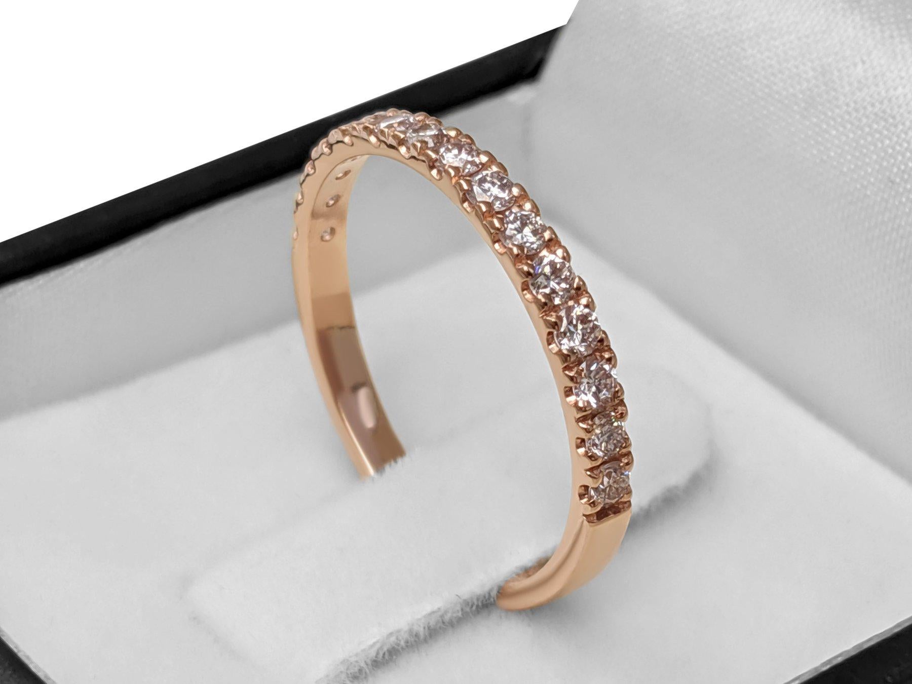 La bague peut être dimensionnée gratuitement avant l'expédition.
Taille de la bague : 56 (EU) / 16 (IT) / 7 ½ (US) 

Pierre centrale :
___________
Diamant naturel
Coupe : Coupe brillante ronde
Carat : 0.45 cttw / 15 pierres
Couleur : Rose clair -