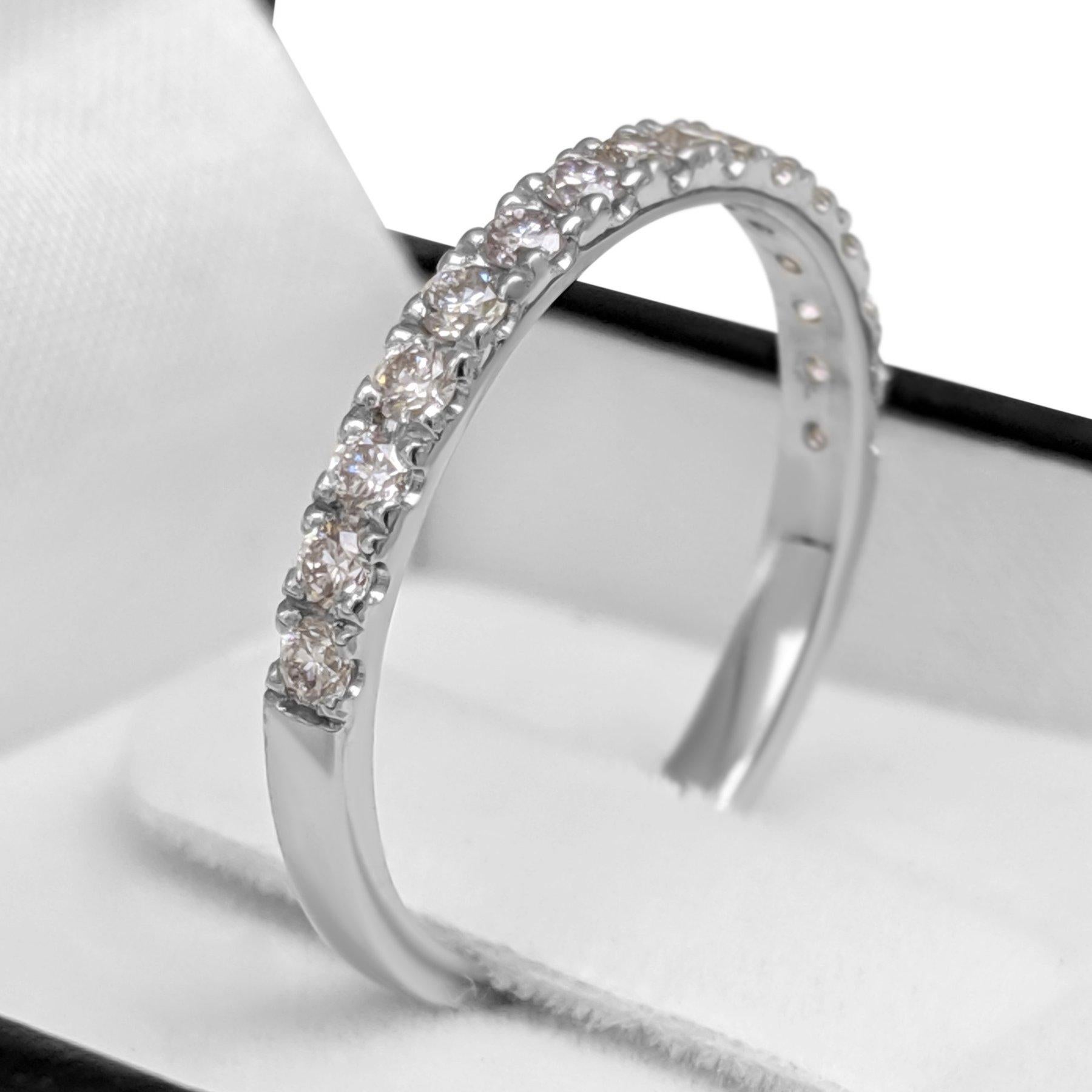 La bague peut être dimensionnée gratuitement avant l'expédition.
Taille de la bague : 56 (EU) / 16 (IT) / 7 ½ (US)

Pierre centrale :
___________
Diamant naturel
Coupe : Coupe brillante ronde
Carat : 0.45 cttw / 15 pierres
Couleur : Rose clair -