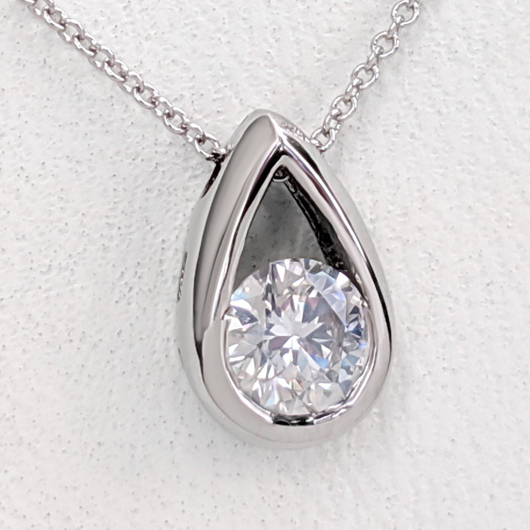 Round Cut NO RESERVE! 0.50 Carat Diamond - 14 kt. White gold - Necklace with pendant For Sale