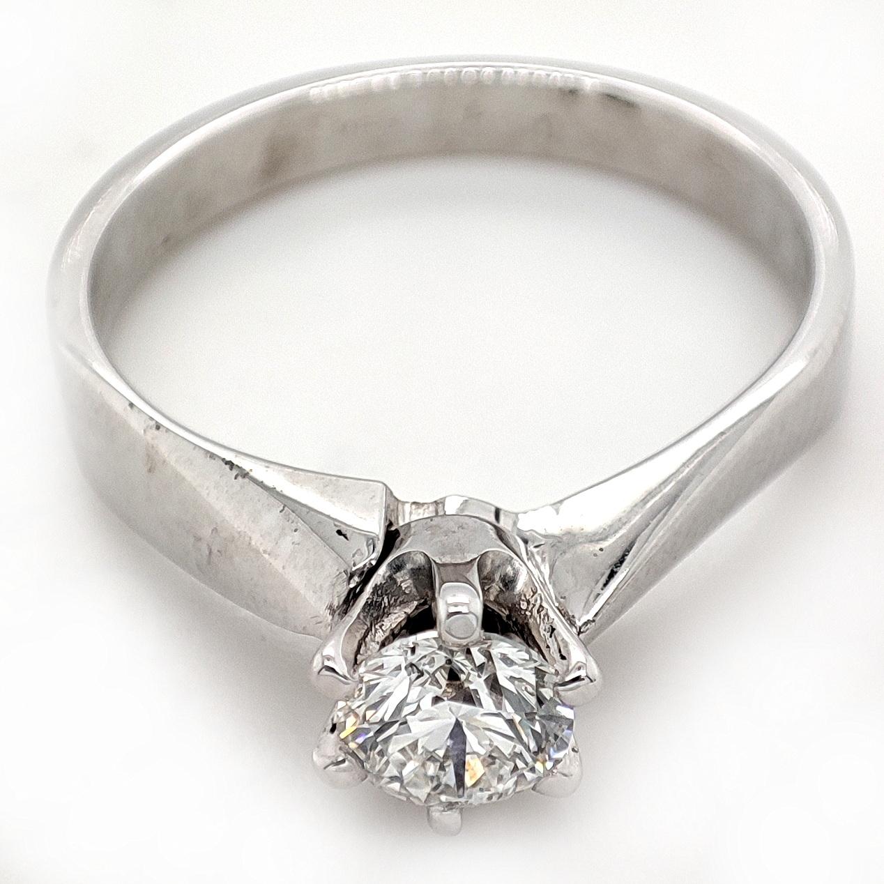 FOR US CUSTOMER NO VAT!

This elegant ring features a dazzling 0.50 carat diamond with exceptional clarity SI1 and a brilliant. The diamond is set in a classic 14K white gold band, adding a touch of timeless sophistication.

With a size of 7.25 US,