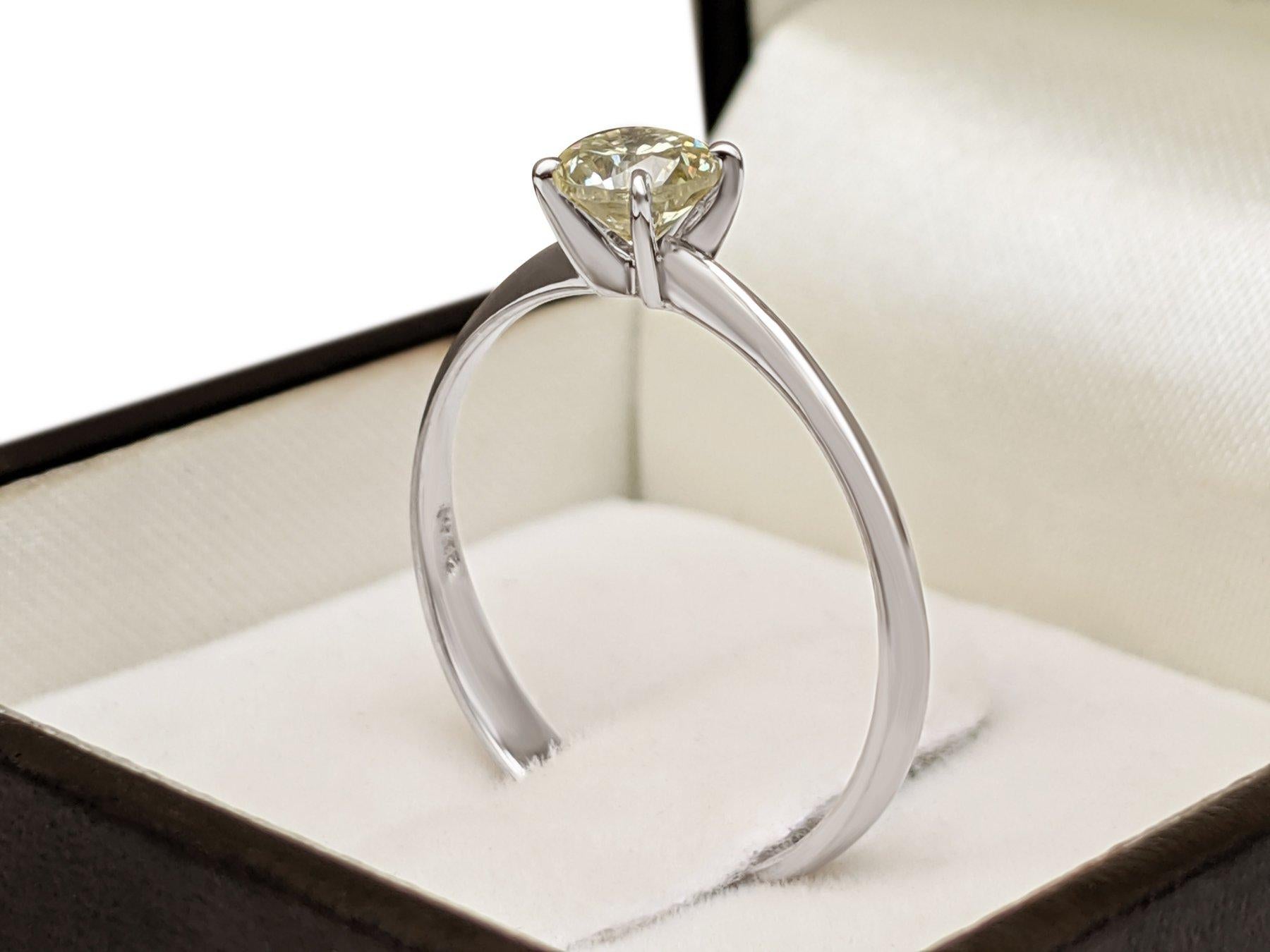 Round Cut NO RESERVE!  0.52 Carat Diamond - 14K White Gold - Ring For Sale