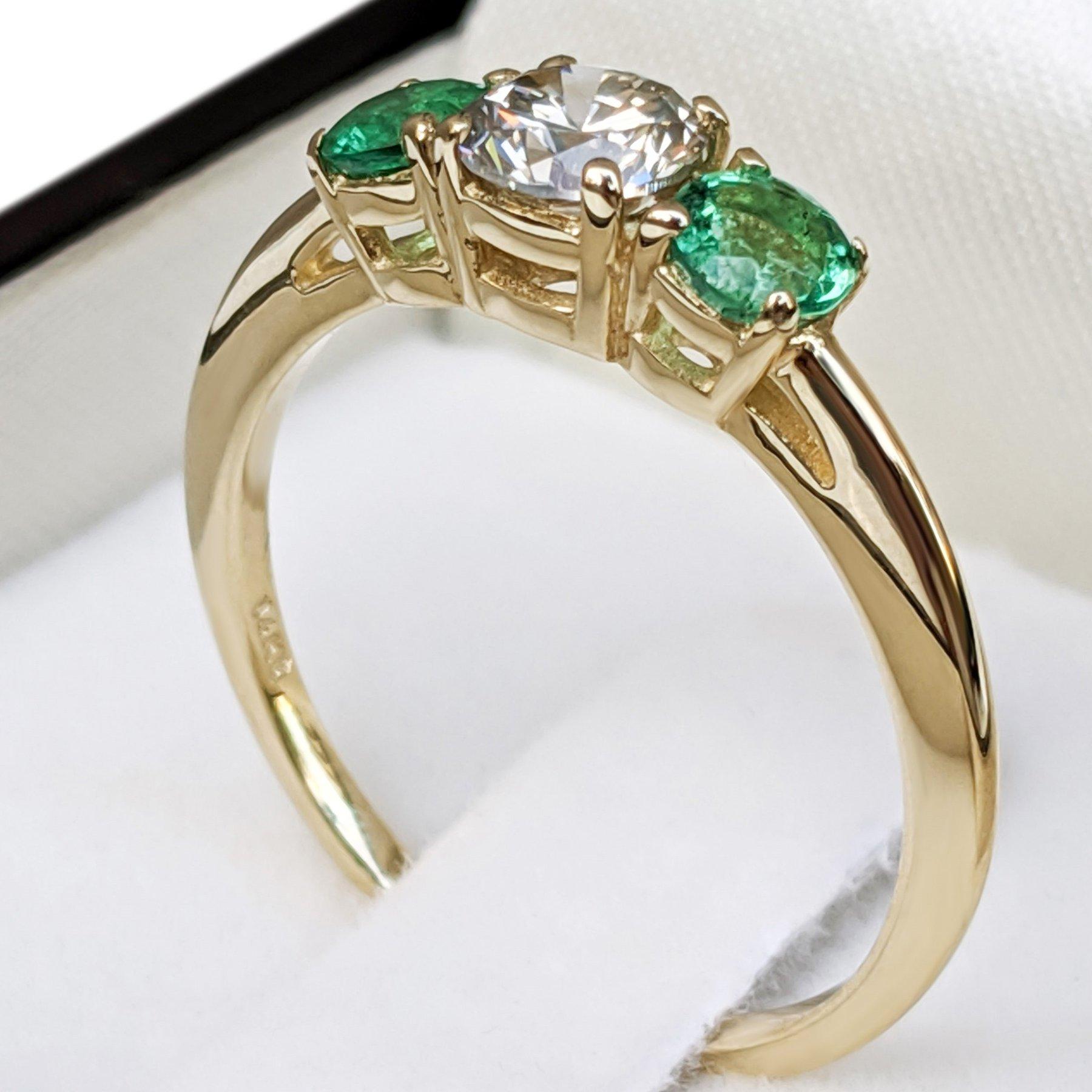 Art Deco $1 NO RESERVE!   0.57 Carat Diamond & 0.48Ct Emerald - 14K Yellow Gold Ring For Sale
