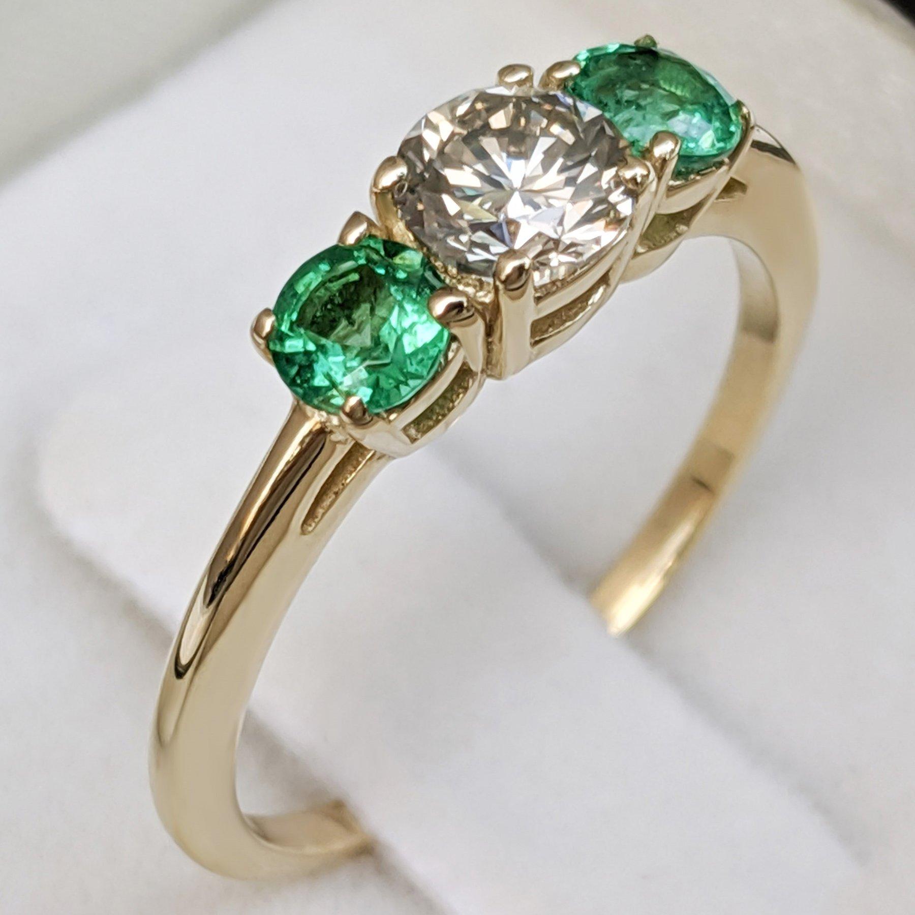 Emerald Cut $1 NO RESERVE!   0.57 Carat Diamond & 0.48Ct Emerald - 14K Yellow Gold Ring For Sale