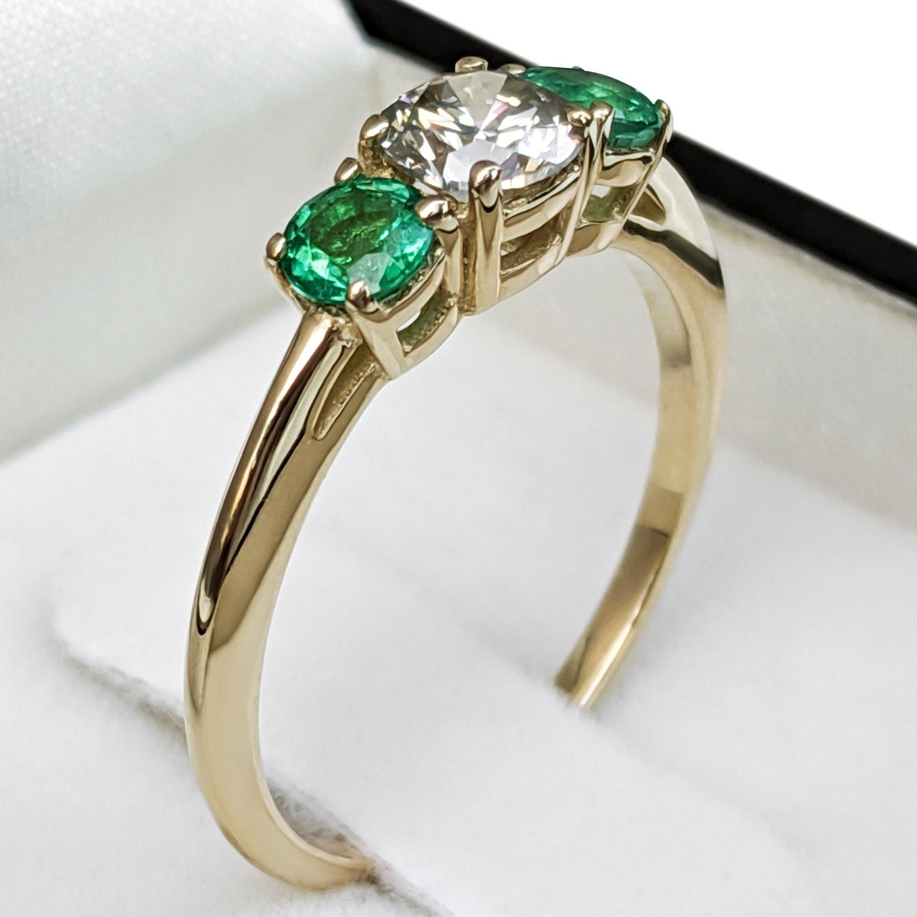 Women's $1 NO RESERVE!   0.57 Carat Diamond & 0.48Ct Emerald - 14K Yellow Gold Ring For Sale