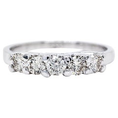 NESSUNA RISERVA - Anello con diamante rotondo in oro bianco 14k da 0,57 carati