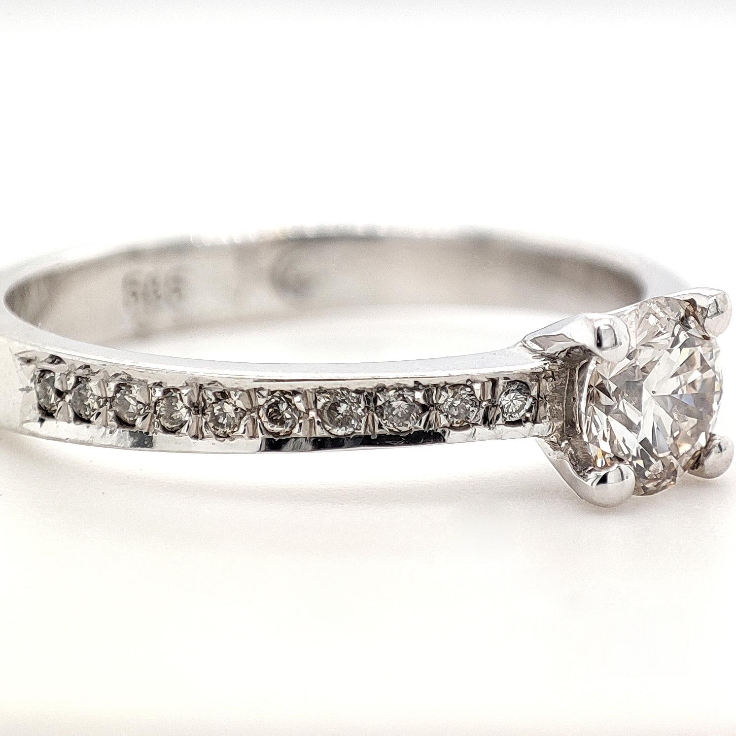 FOR US CUSTOMER NO VAT!

This captivating engagement diamond ring features a total carat weight of 0.63, with a central stone of 0.43 carats and additional side stones totaling 0.20 carats. The diamonds exhibit exceptional clarity, falling within
