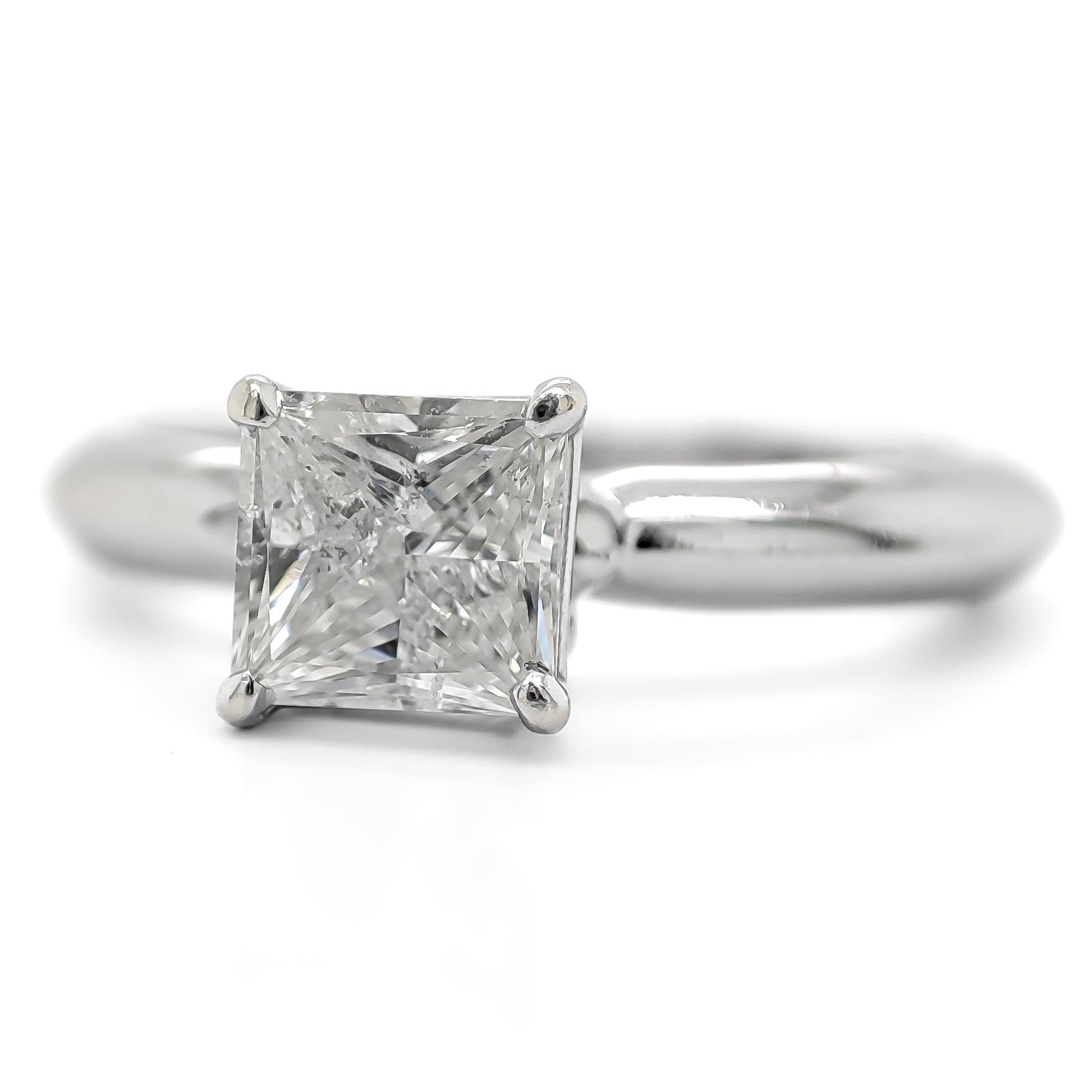 FOR US CUSTOMER NO VAT!

This stunning solitaire engagement ring features a captivating 0.80 carat princess-cut diamond, elegantly set in 14K white gold. The modern and sophisticated design is perfect for showcasing the brilliance of the central