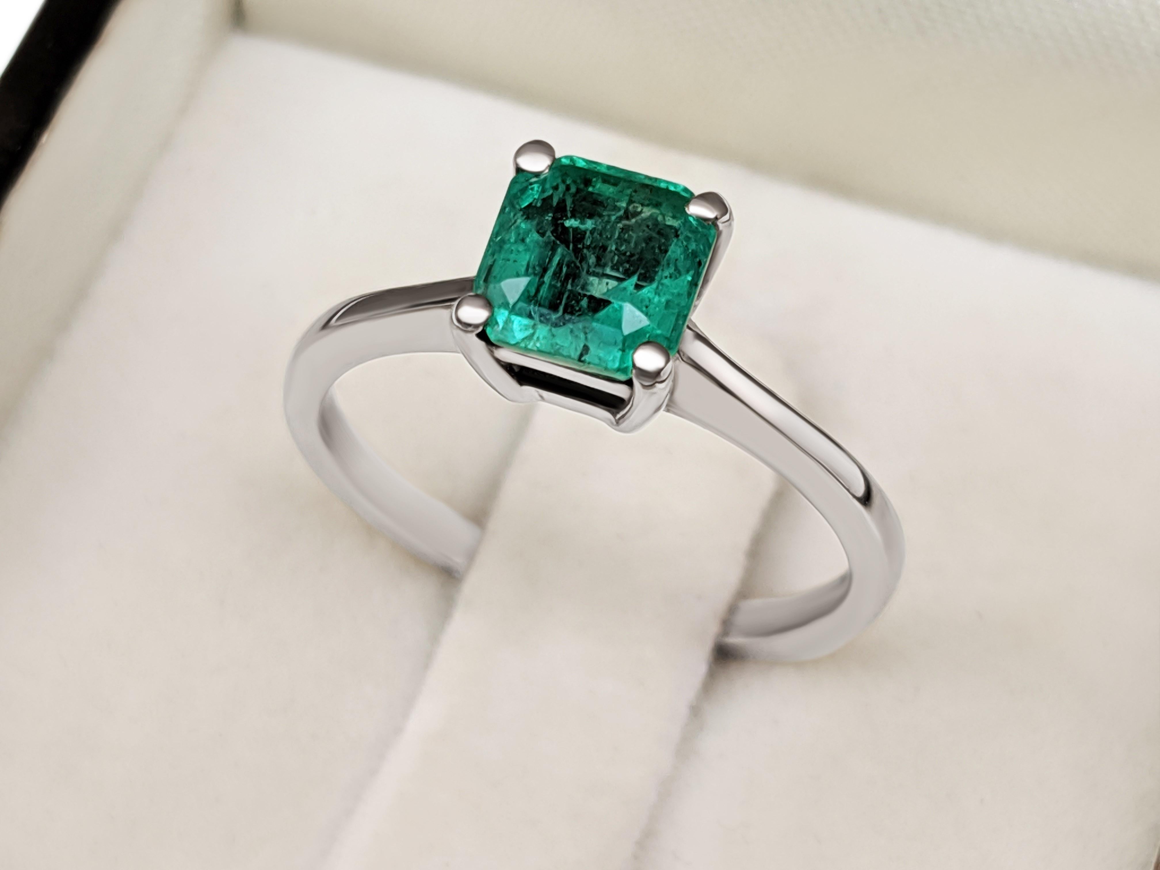 NO RESERVE!  1.06 Carat Emerald - 14K White Gold - Ring In New Condition For Sale In Ramat Gan, IL