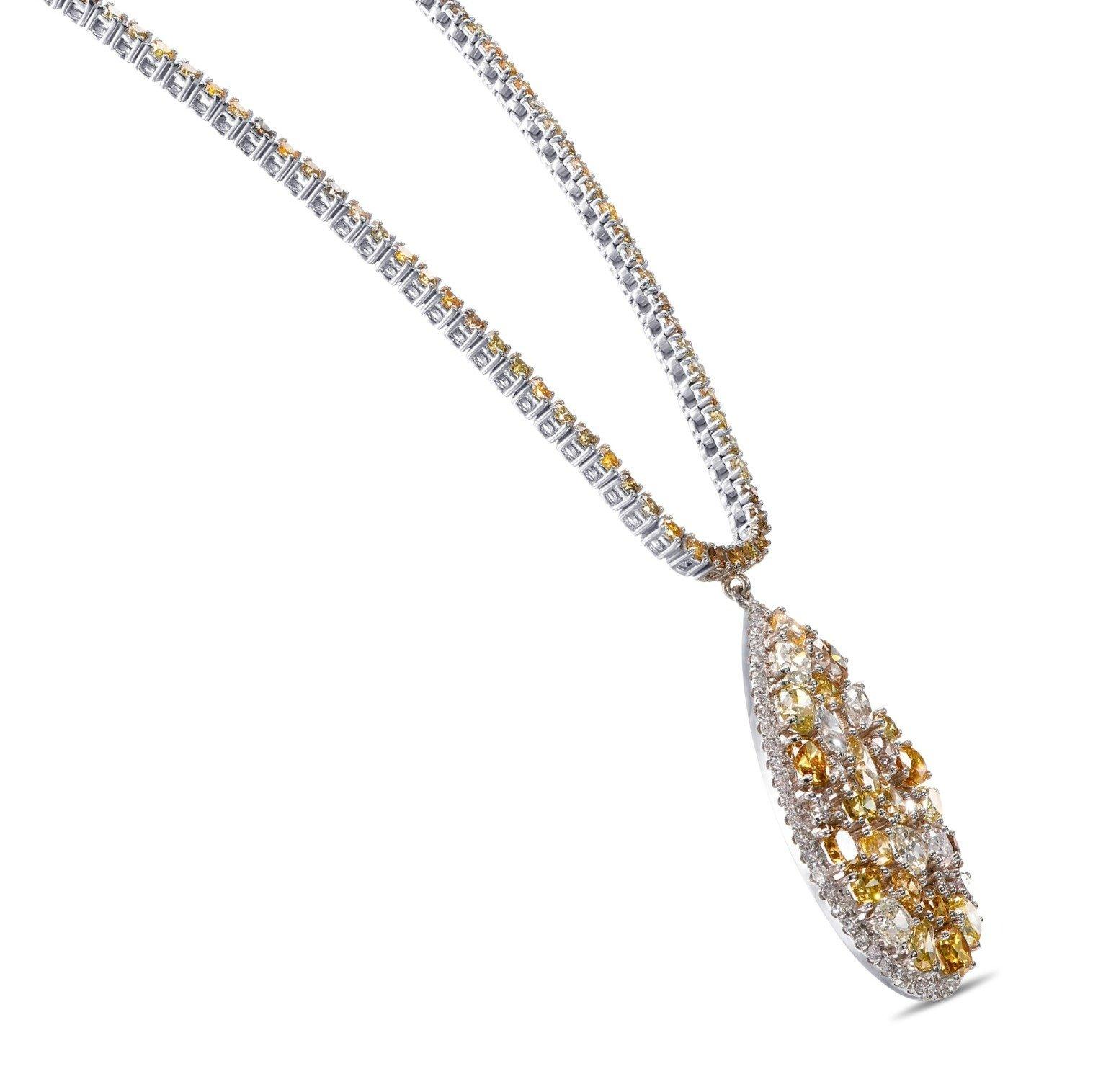 Taille mixte PAS DE RÉSERVE !  -  10.67 Cttw Fancy Diamonds Collier et pendentif en or blanc 14K en vente