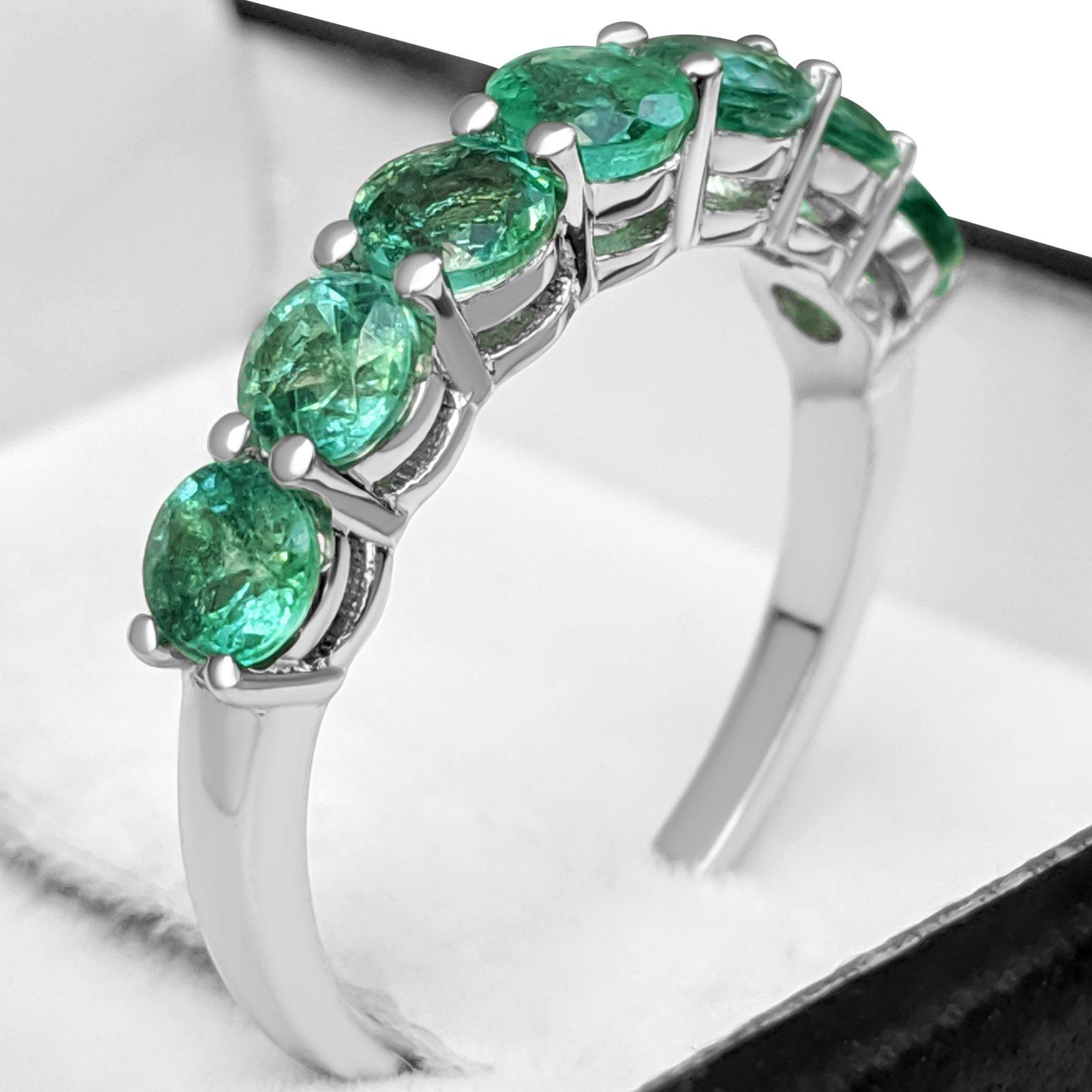 NO RESERVE! 1.10 Carat 7 Stone Emerald Band - 14 kt. White gold - Ring For Sale 1