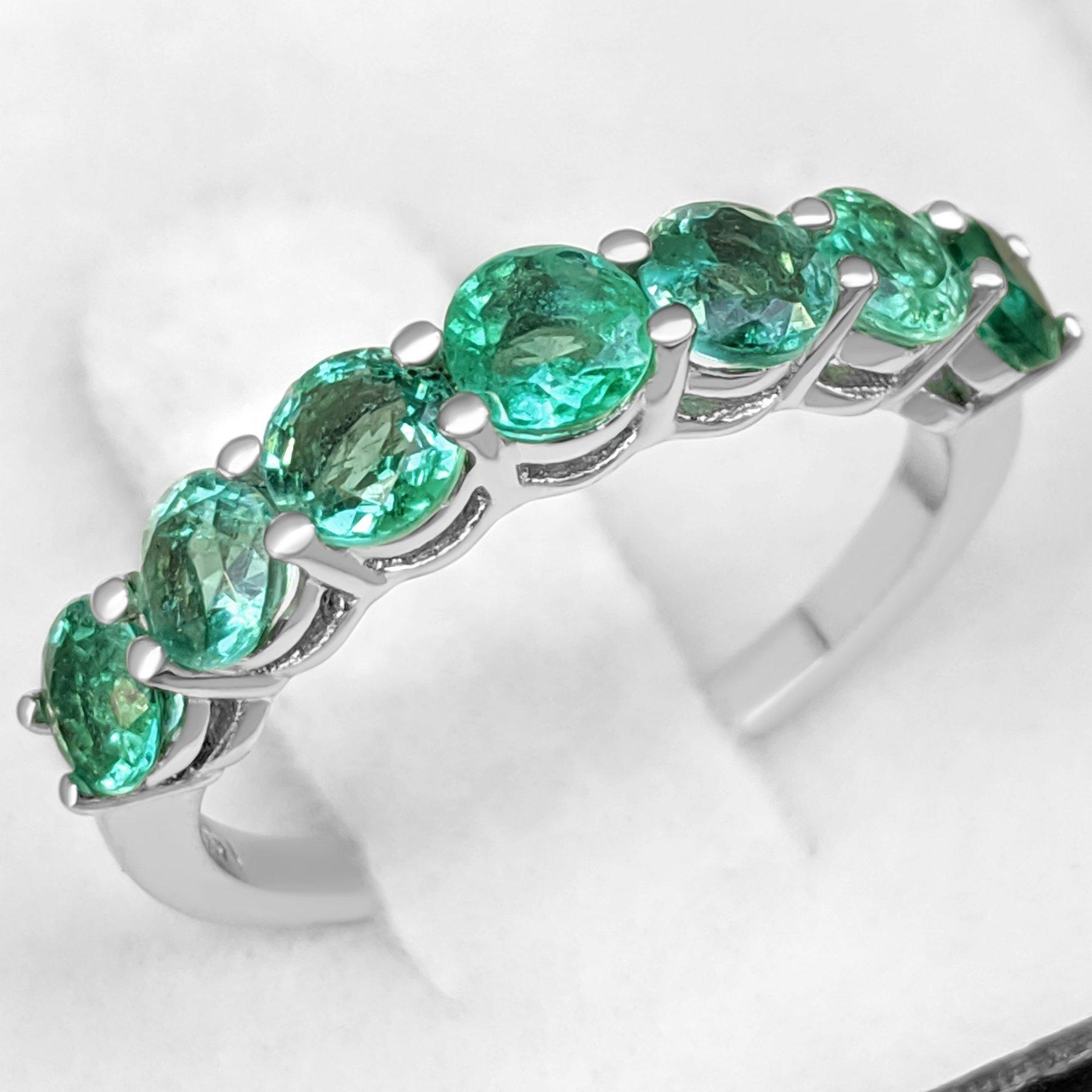 NO RESERVE! 1.10 Carat 7 Stone Emerald Band - 14 kt. White gold - Ring For Sale 2