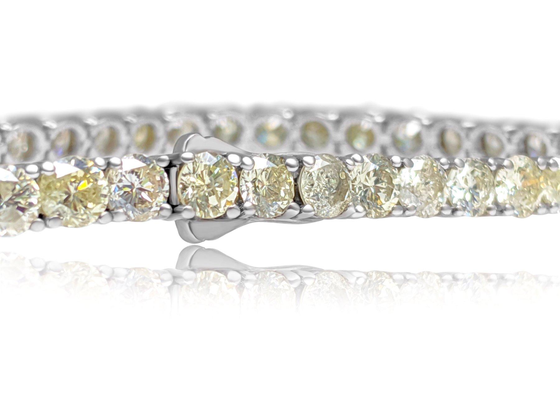 Dieses exquisite Armband besteht aus 11,00 Karat naturfarbenen, runden, gelben und hellgelben Brillanten, die in 14-karätigem Weißgold gefasst sind. Die leuchtenden Gelbtöne der Diamanten werden durch die schlichte Weißgoldfassung wunderschön