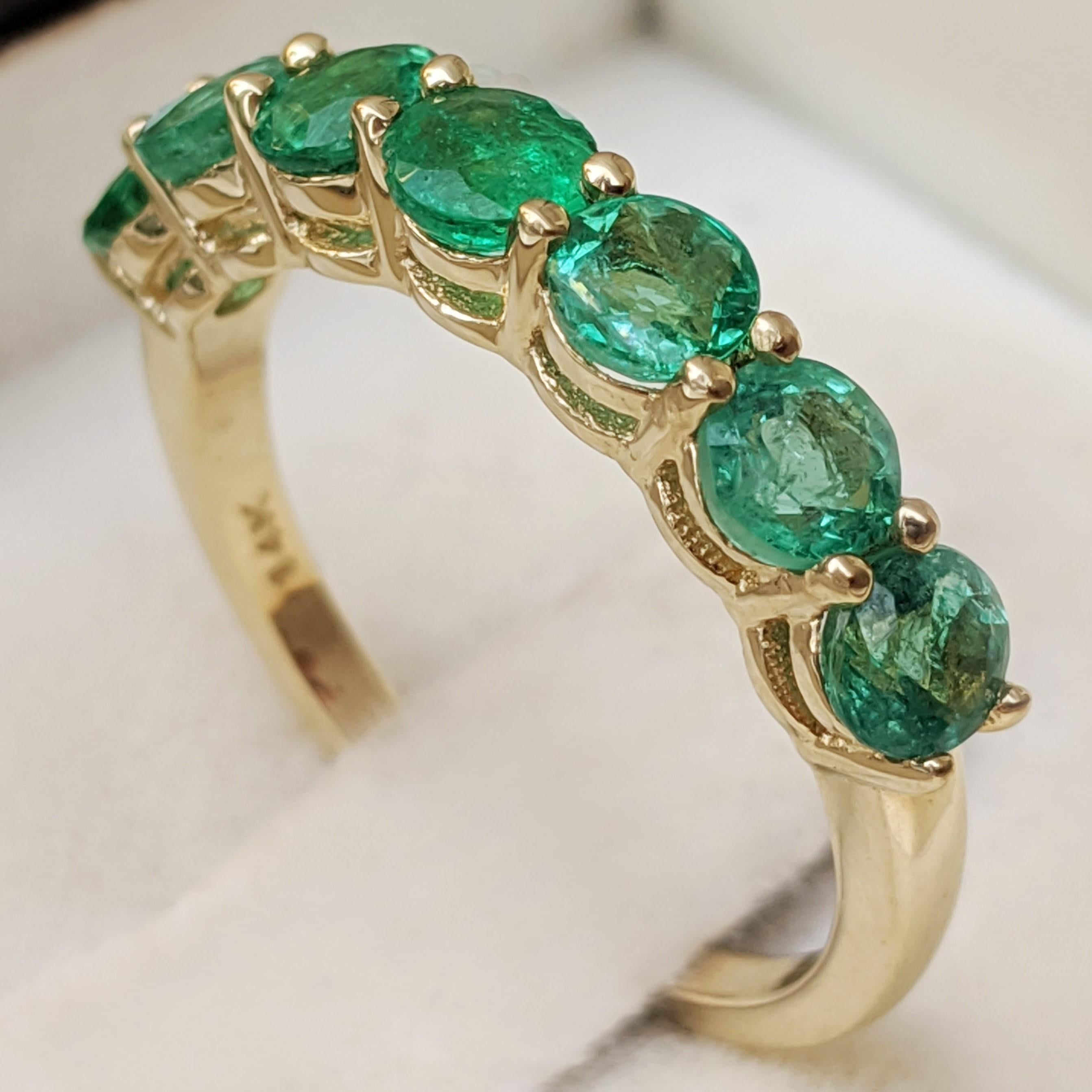 $1 NO RESERVE!  1.15 Carat 7 Stone Emerald Band - 14 kt. Gold - Ring In New Condition For Sale In Ramat Gan, IL