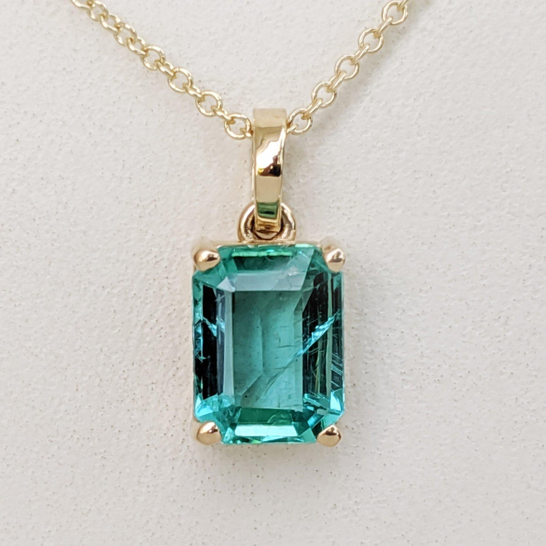 Emerald Cut NO RESERVE! 1.44 Carat Emerald - 14 kt. Gold - Pendant Necklace For Sale