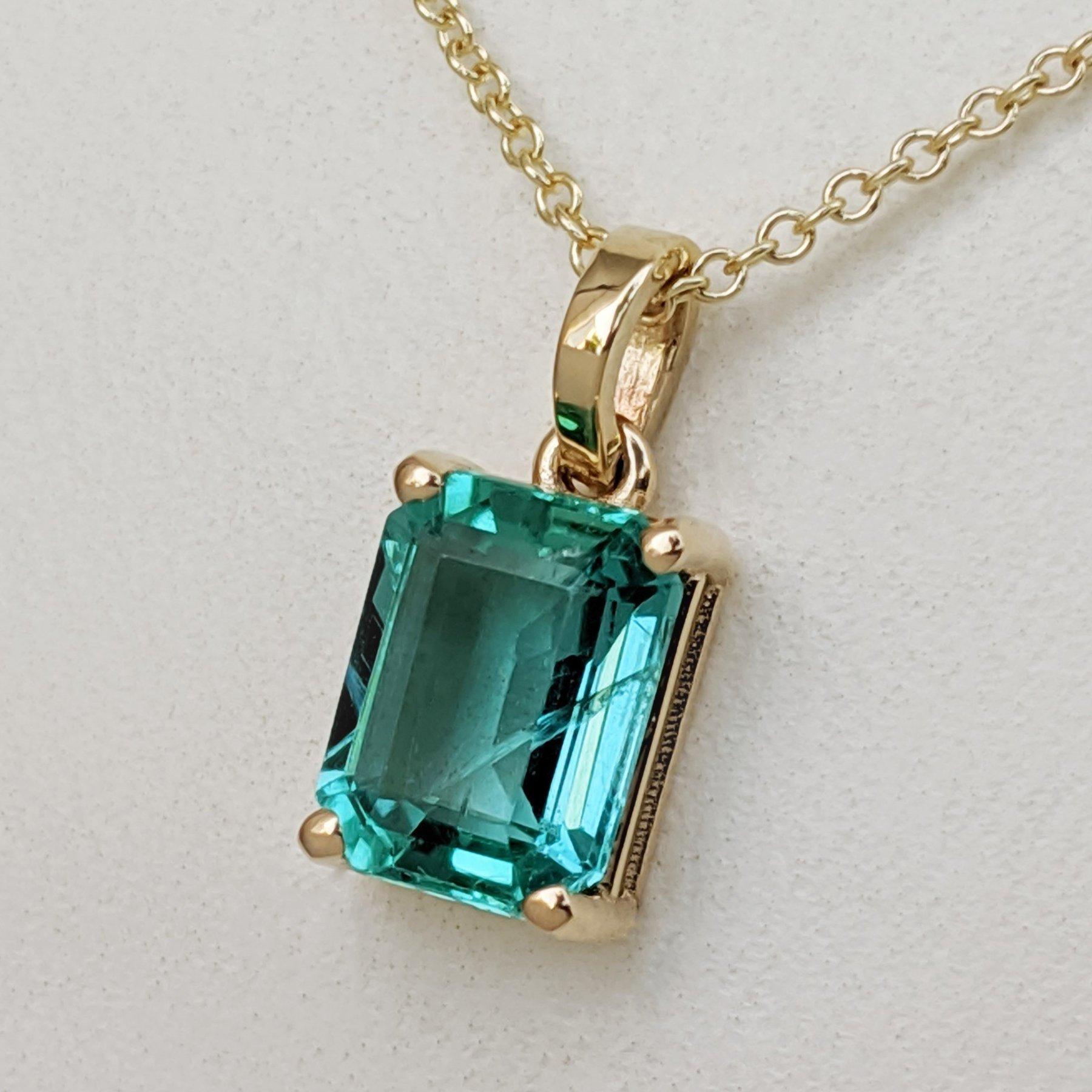 Women's NO RESERVE! 1.44 Carat Emerald - 14 kt. Gold - Pendant Necklace For Sale
