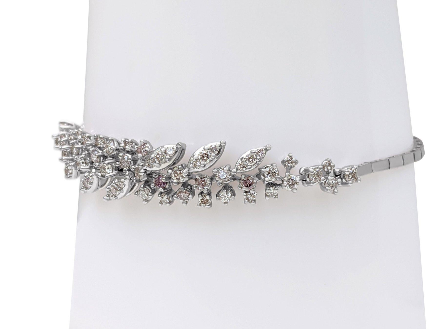 Pietre laterali:
___________
Diamanti naturali
Taglio: Rotondo brillante
Carati: 1,50 cttw / 56 pietre
Colore: Rosa chiaro - Rosa fantasia
Chiarezza: VS-SI

L'articolo viene spedito da Israeli Diamonds Exchange, i clienti sono responsabili di