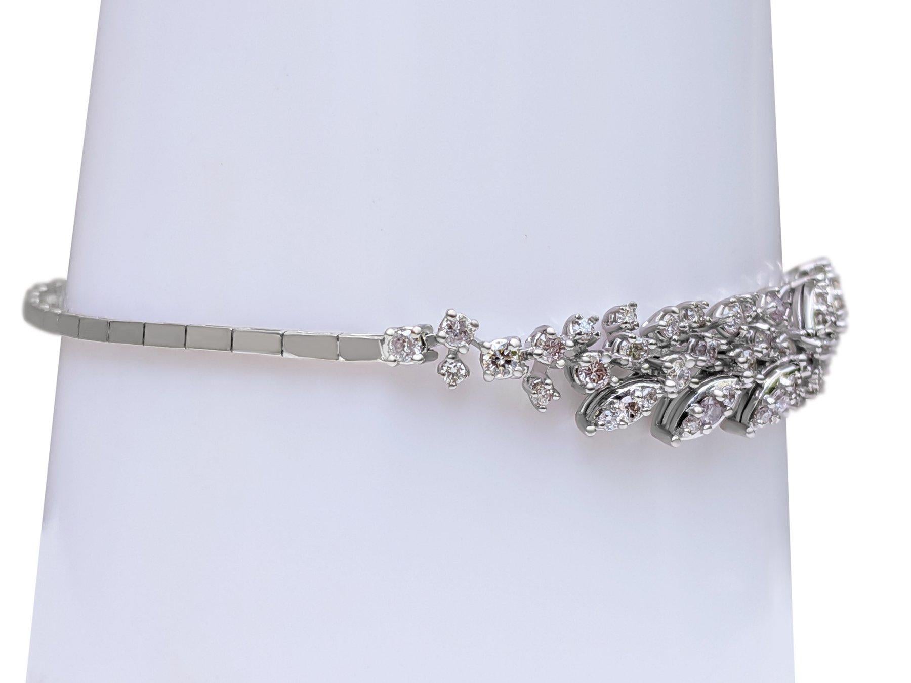 Pietre laterali:
___________
Diamanti naturali
Taglio: Rotondo brillante
Carati: 1,50 cttw / 56 pietre
Colore: Rosa chiaro - Rosa fantasia
Chiarezza: VS-SI

Dimensioni: 18 cm

L'articolo viene spedito da Israeli Diamonds Exchange, i clienti sono