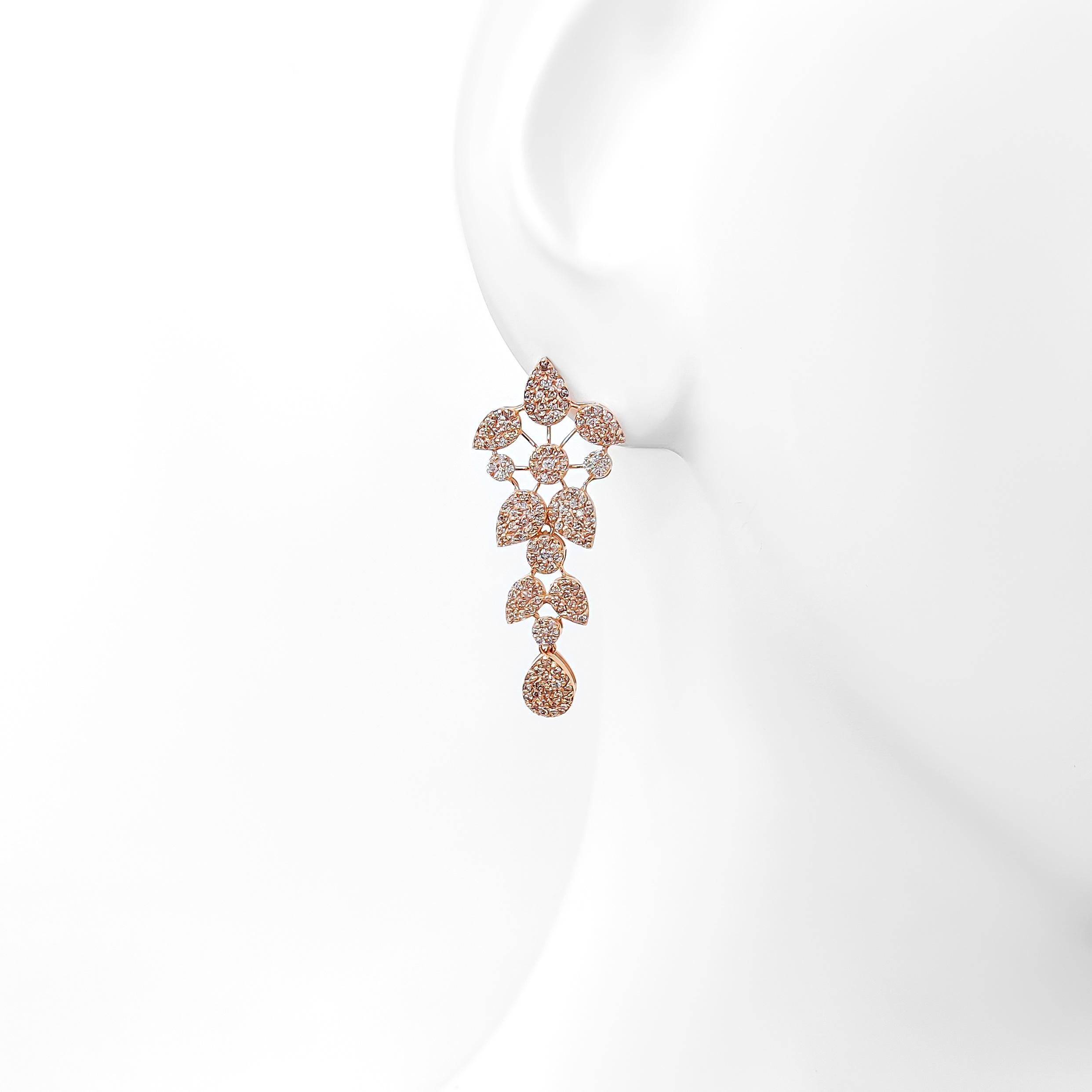 IGI-zertifiziert - 1,58 Karat runde Fancy Pink Diamond Ohrringe 14k Rose Gold im Zustand „Neu“ im Angebot in Ramat Gan, IL