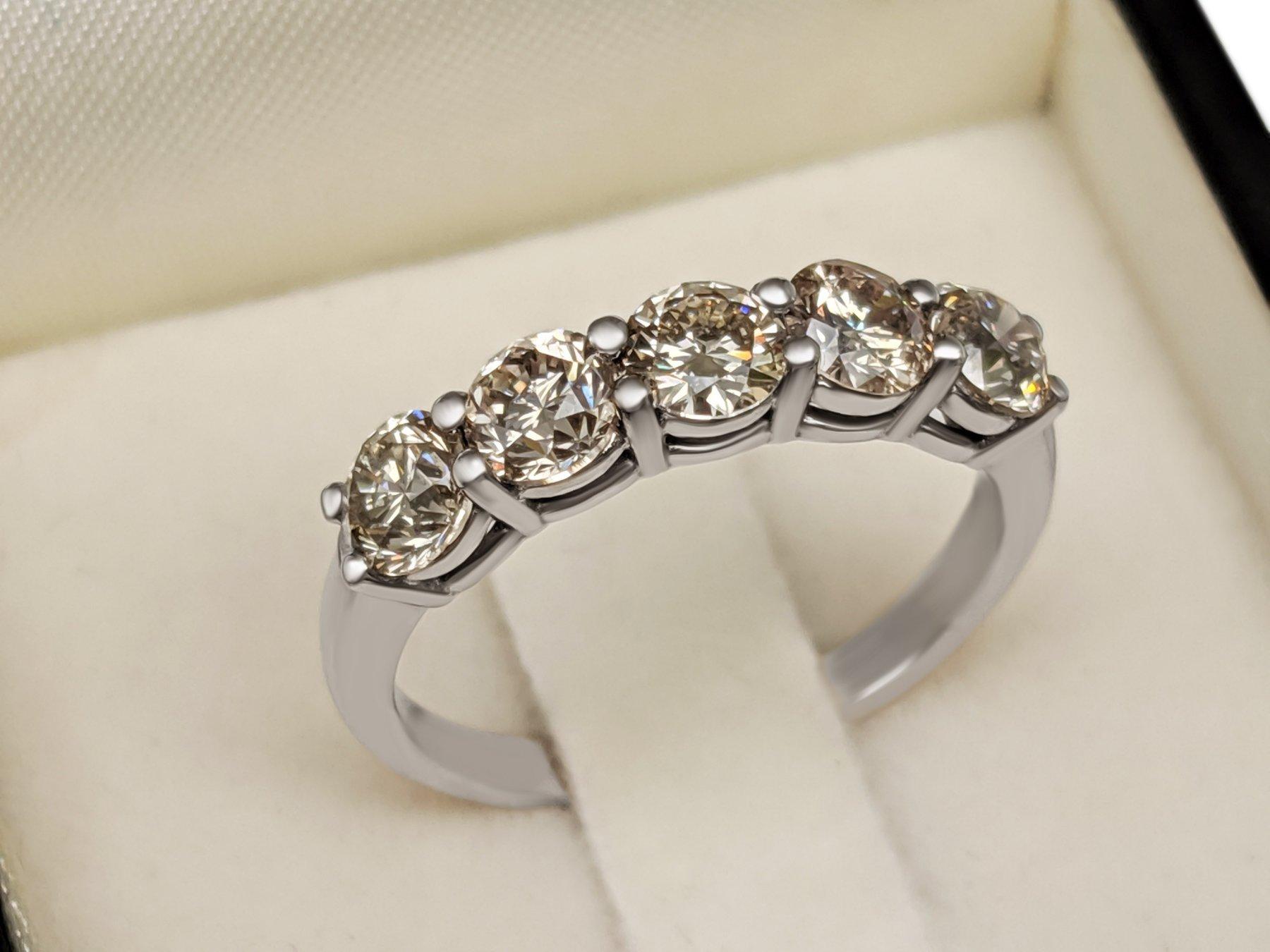 KEINE RESERVE!  1,83cttw 5 Stein Diamant - 14K Weißgold - Ring (Rundschliff) im Angebot