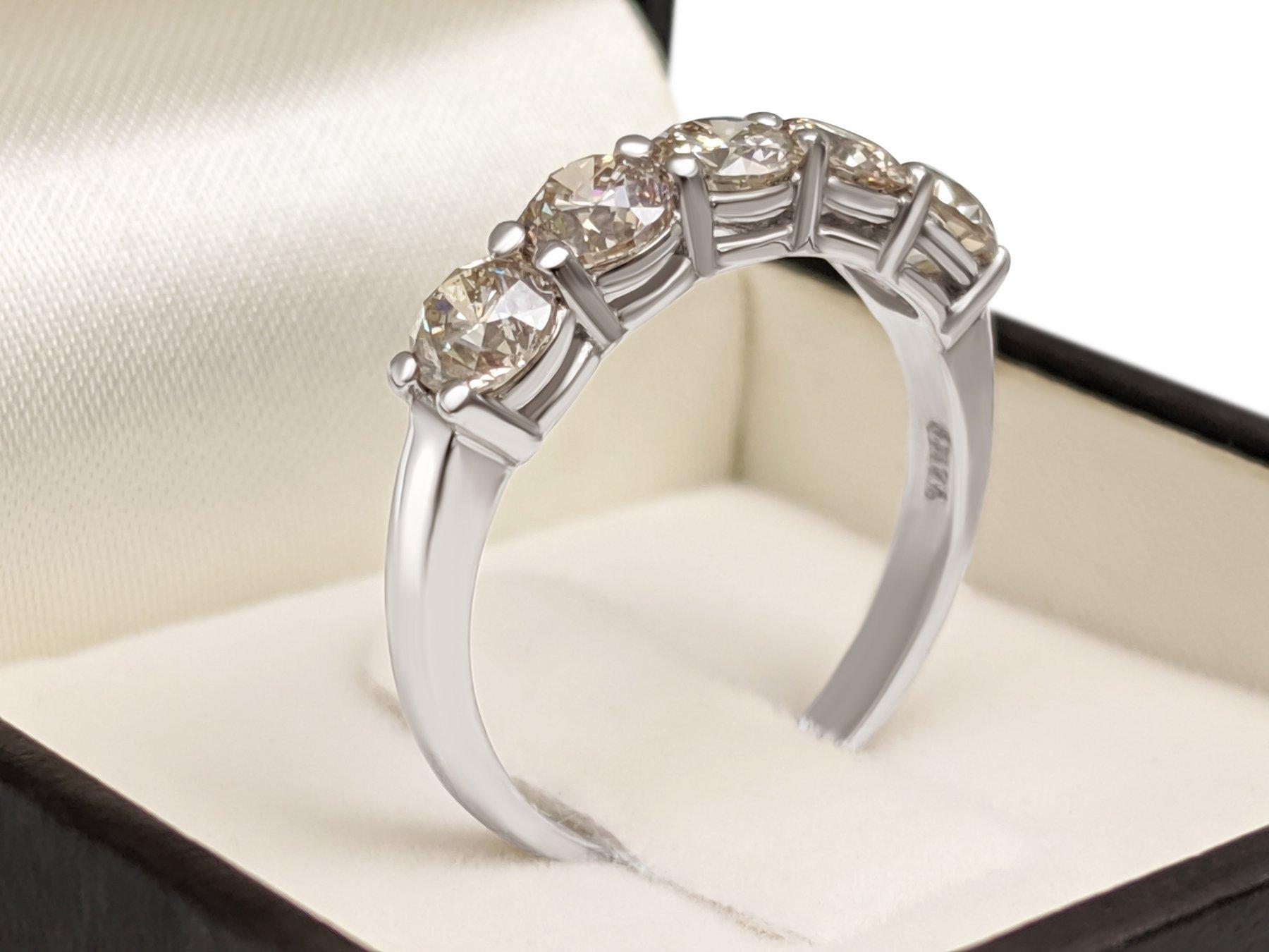 KEINE RESERVE!  1,83cttw 5 Stein Diamant - 14K Weißgold - Ring im Zustand „Neu“ im Angebot in Ramat Gan, IL