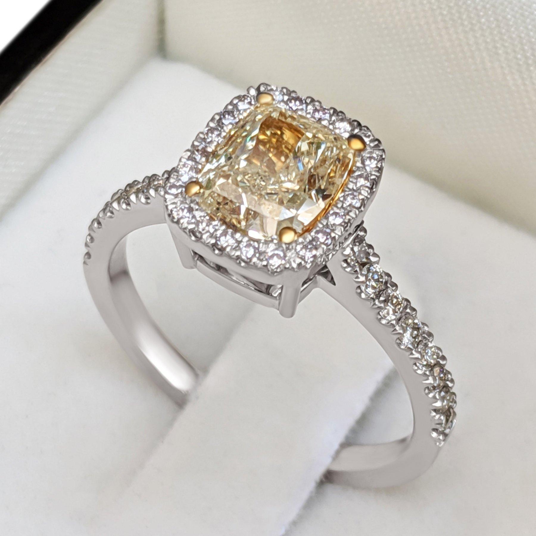Nous vous proposons aujourd'hui cette magnifique bague ornée d'un diamant jaune fantaisie de 1,53 carat au centre et d'un halo de diamants de 0,46 cttw.
La bague peut être redimensionnée gratuitement avant l'expédition.
Taille de la bague : ? ?