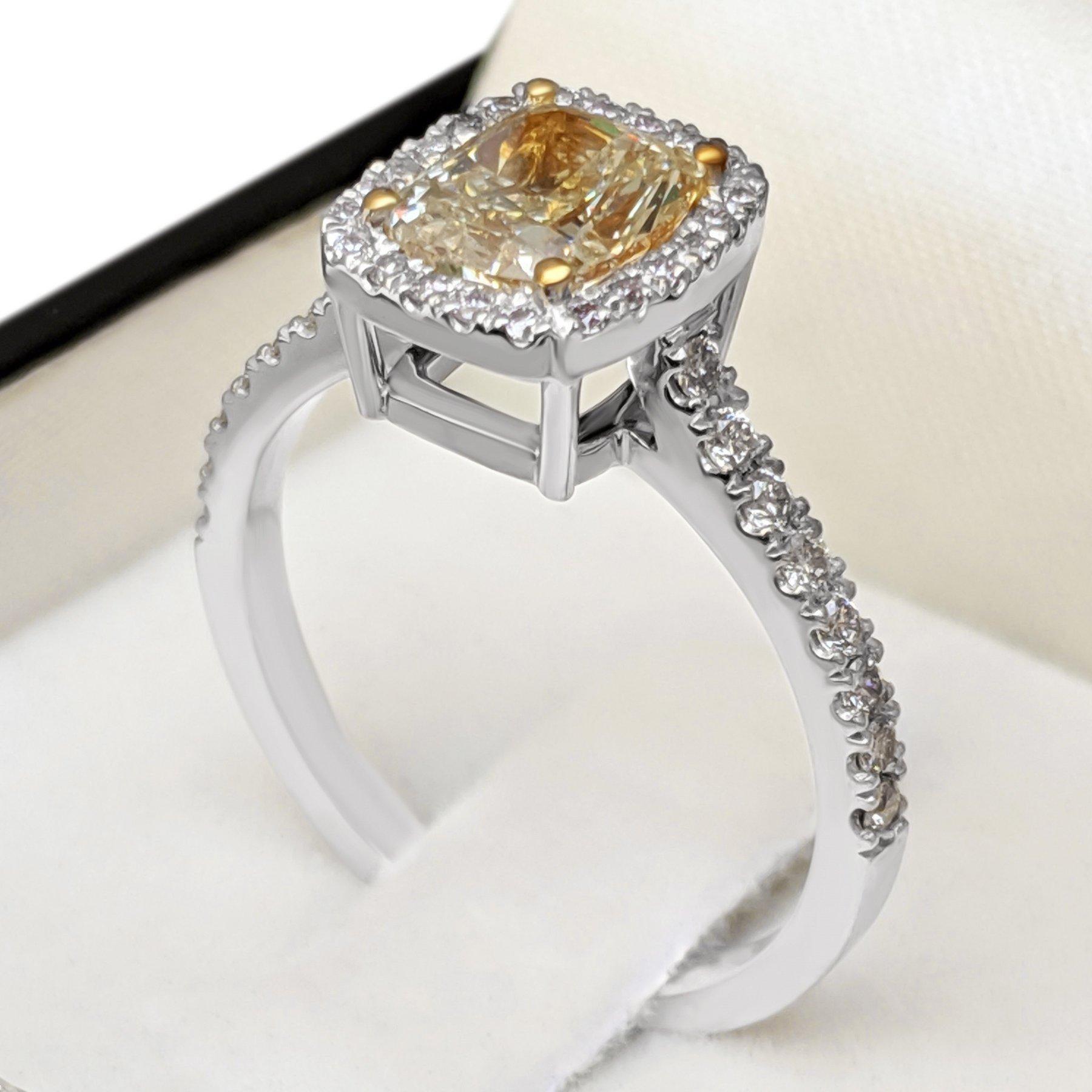 NO RESERVE!  1.99 cttw Fancy Diamonds - 18K White & Yellow Gold Ring In New Condition In Ramat Gan, IL