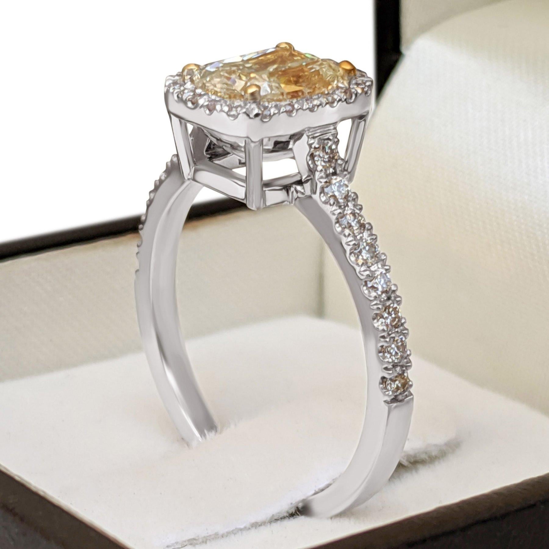 Women's NO RESERVE!  1.99 cttw Fancy Diamonds - 18K White & Yellow Gold Ring