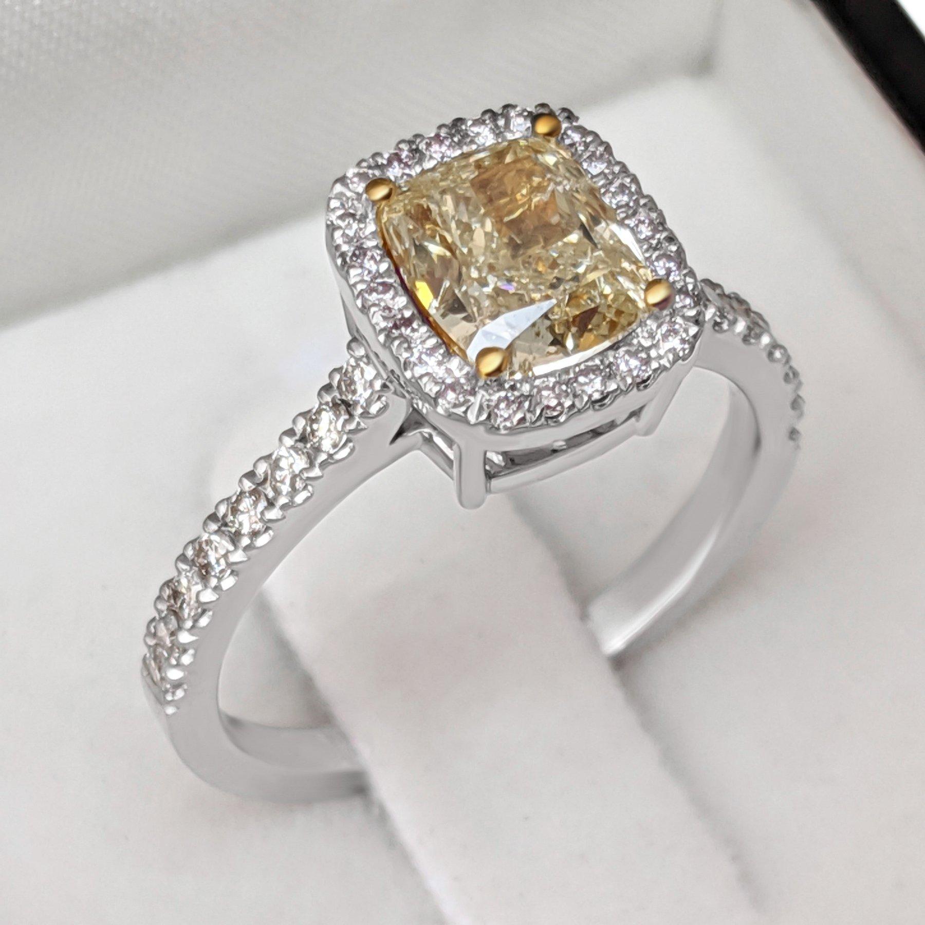 NO RESERVE!  1.99 cttw Fancy Diamonds - 18K White & Yellow Gold Ring 1