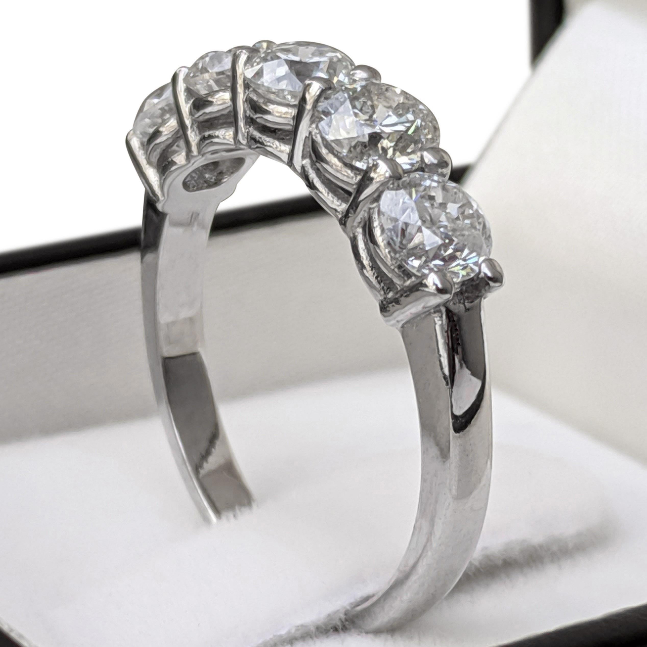 NO RESERVE! 2.00 Carat Diamond 5 Stone - 14 kt. White gold - Ring In New Condition In Ramat Gan, IL