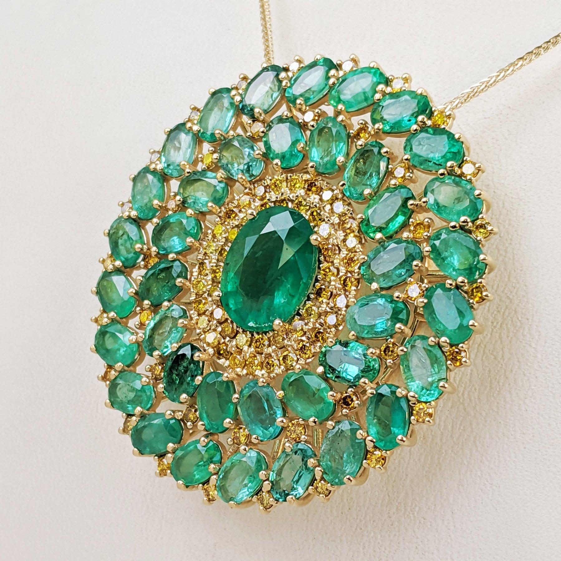 Oval Cut NO RESERVE 20.12Ct Emeralds & 2.05Ct Diamonds 14 kt. Gold Pendant Necklace