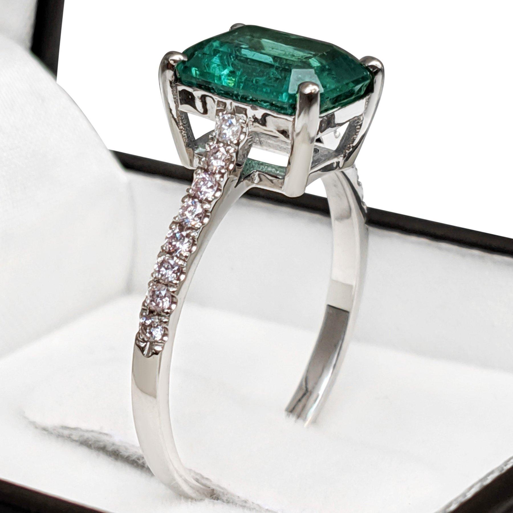 NO RESERVE!  2.04 Carat Emerald & 0.21Ct Pink Diamonds - 14K White Gold Ring In New Condition In Ramat Gan, IL