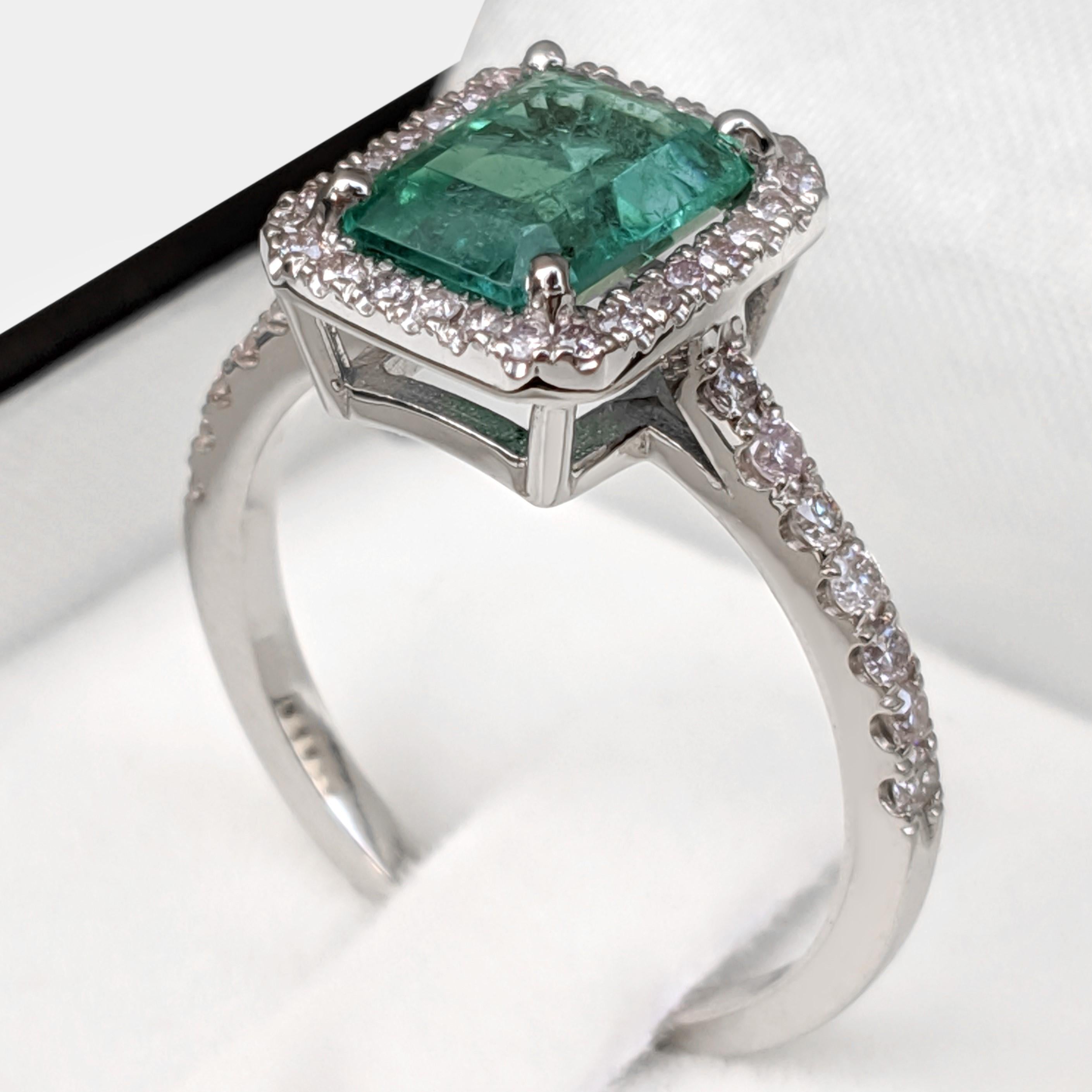 NO RESERVE! 2.05 Carat Emerald and 0.41Ct Diamonds - 14 kt. White gold - Ring In New Condition For Sale In Ramat Gan, IL
