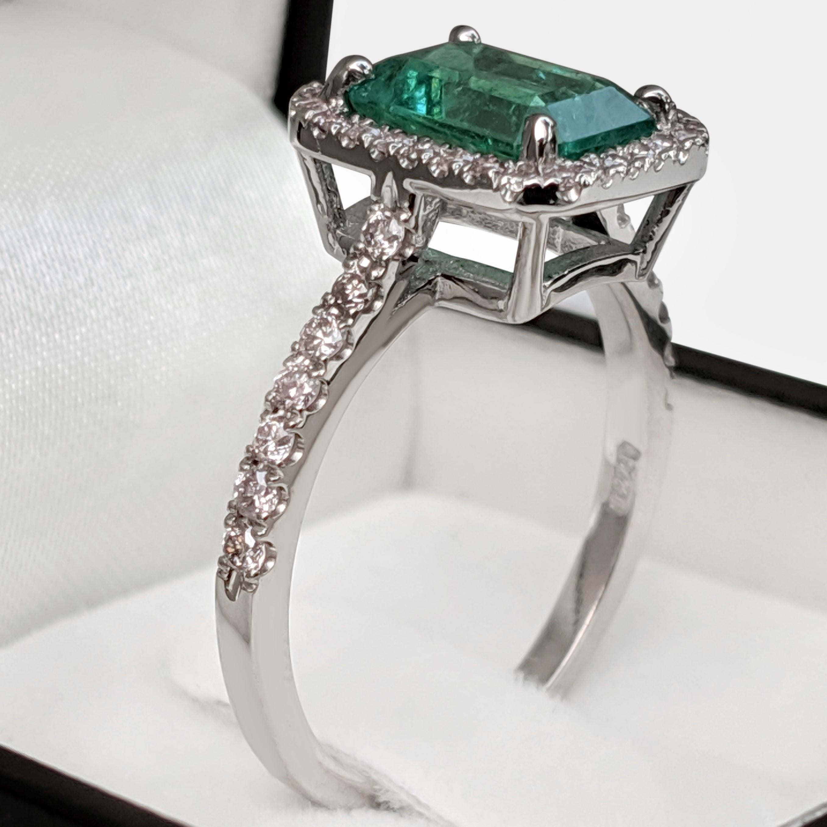 NO RESERVE! 2.05 Carat Emerald and 0.41Ct Diamonds - 14 kt. White gold - Ring For Sale 2