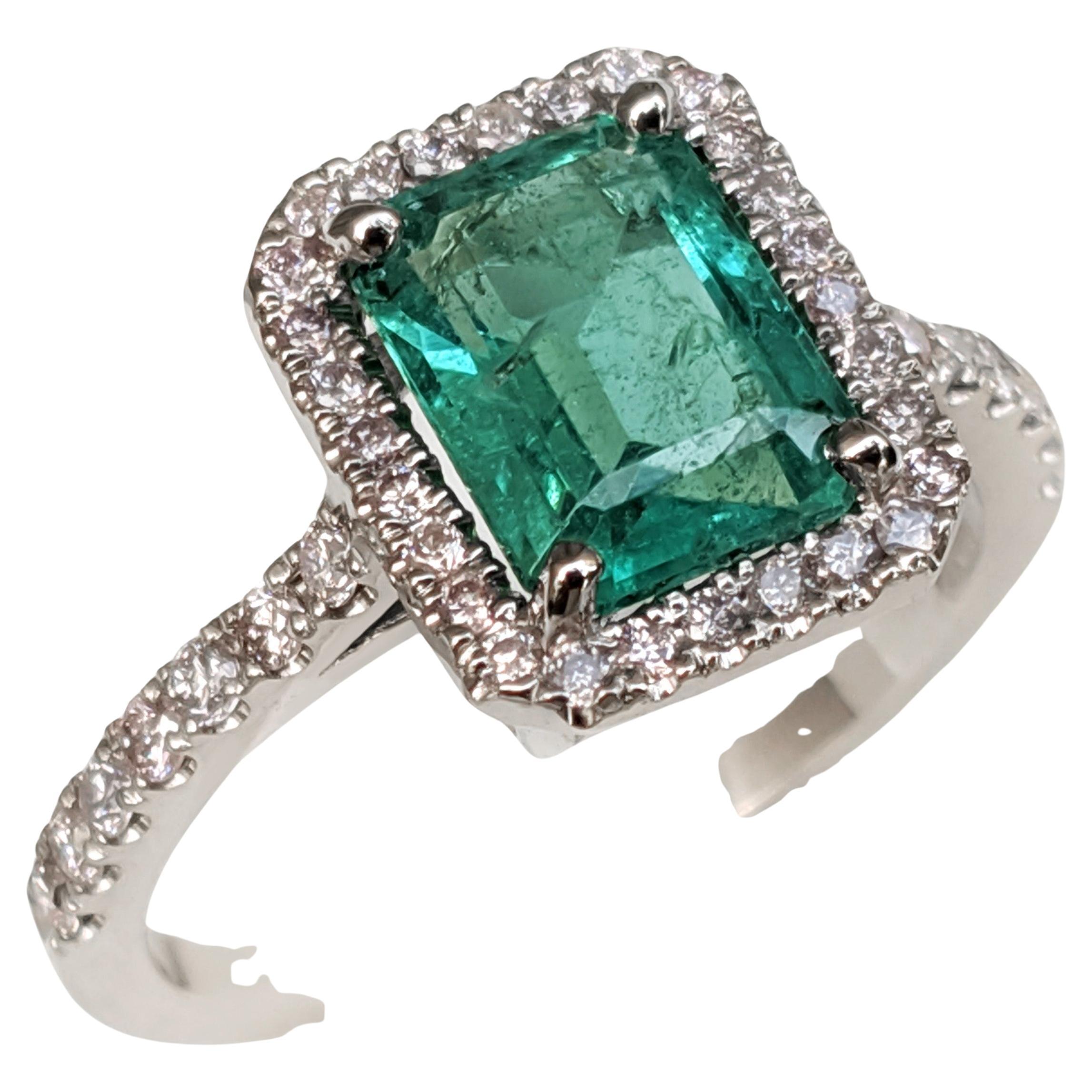 NO RESERVE! 2.05 Carat Emerald and 0.41Ct Diamonds - 14 kt. White gold - Ring For Sale