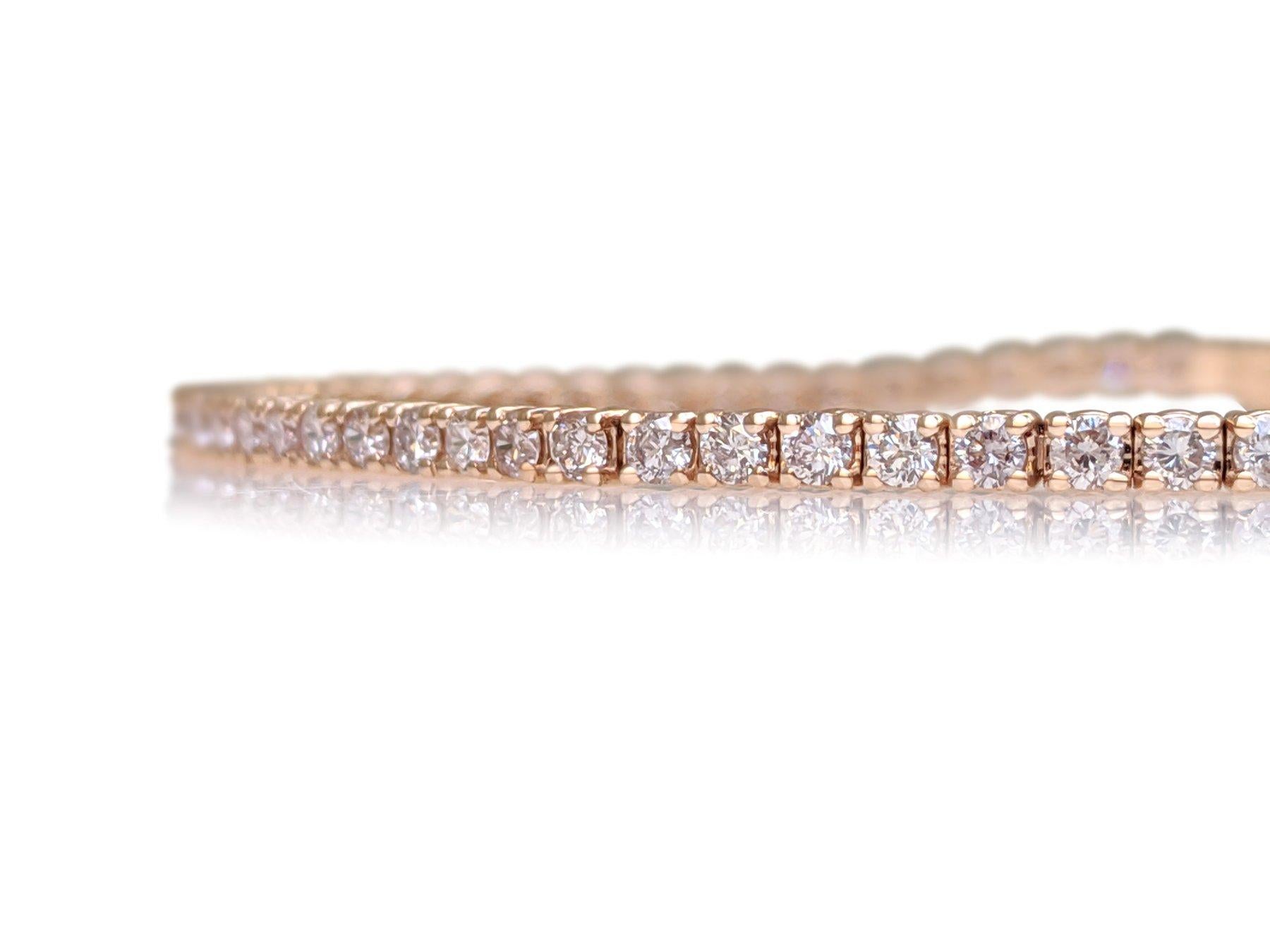Ce bracelet exquis est fabriqué en or rose 14 carats et orné de 2,05 carats de diamants roses clairs naturels. Doté de 91 diamants méticuleusement sertis, le bracelet rayonne d'une délicate teinte rose qui respire l'élégance et le charme. Certifiée