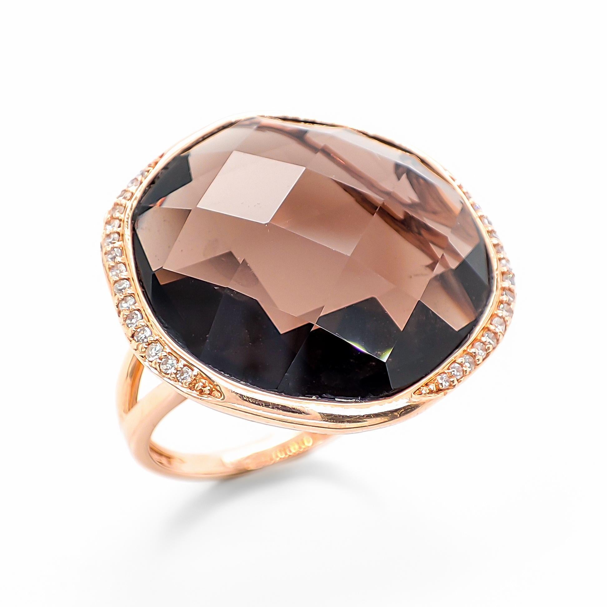 PER NOI CLIENTI NIENTE IVA!

Questo elegante anello presenta un sorprendente quarzo fumé naturale, taglio a rosa, del peso di 20,59 carati con un ricco colore marrone. Intorno alla pietra centrale ci sono 30 diamanti naturali a taglio singolo, per