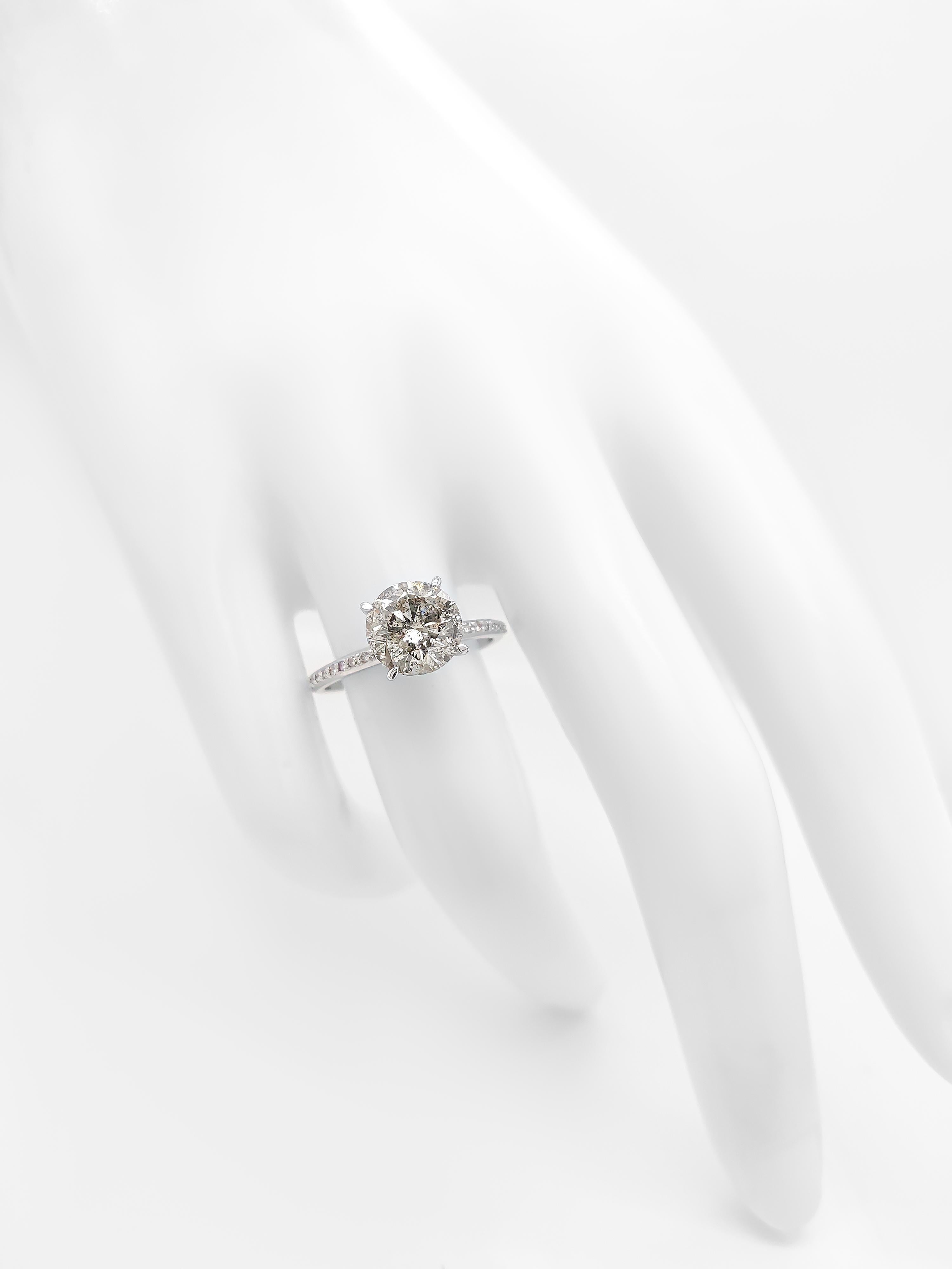 FÜR KUNDEN AUS DEN USA KEINE MEHRWERTSTEUER

Dieser atemberaubende Ring besticht durch einen runden, farbigen Diamanten von 2,19 Karat.  Der leuchtend gelbe Mittelstein ist von zarten, hellrosa Diamanten mit einem Gesamtgewicht von 0,15 Karat und