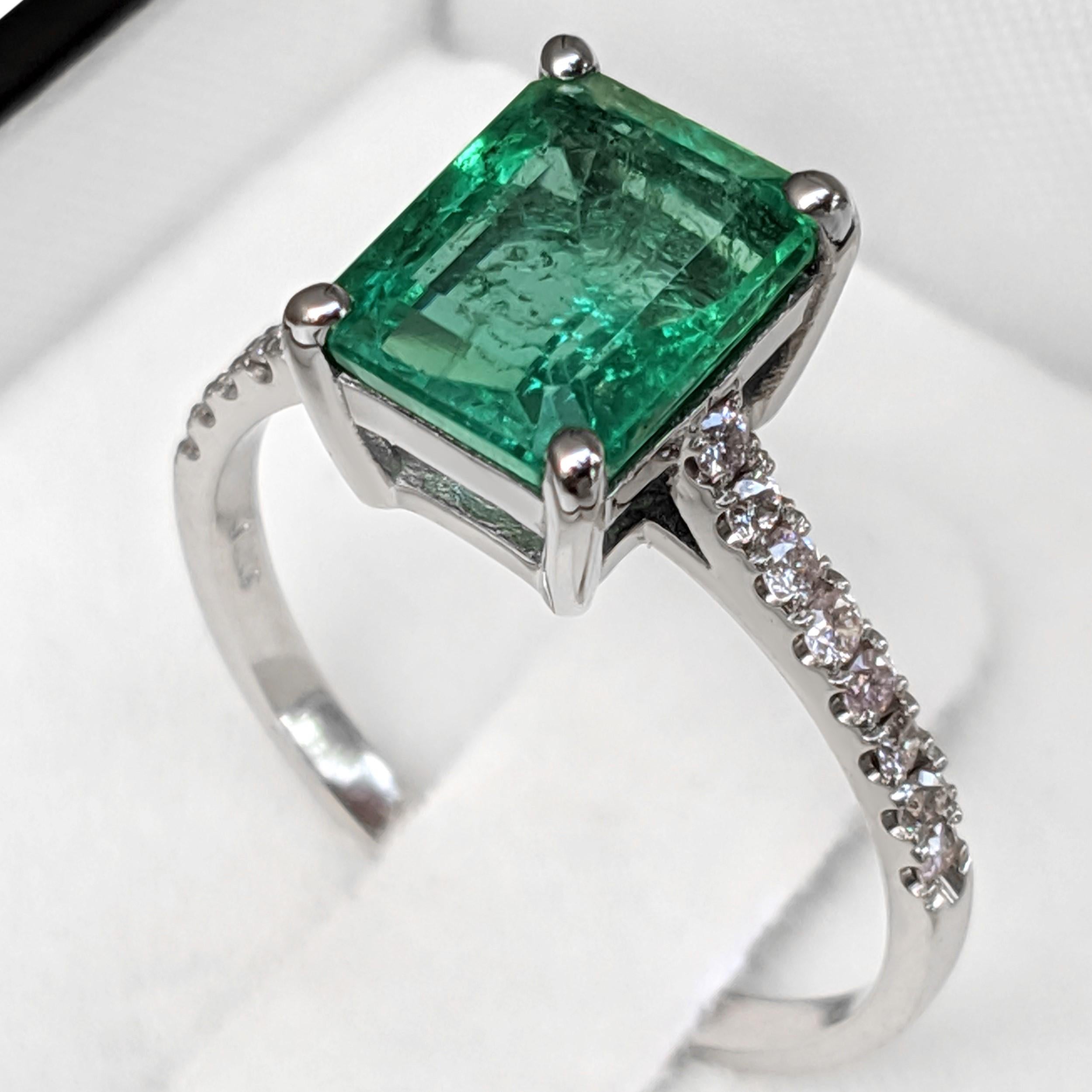 NO RESERVE! 2.27 Carat Emerald and 0.21Ct Diamonds - 14 kt. White gold - Ring In New Condition In Ramat Gan, IL