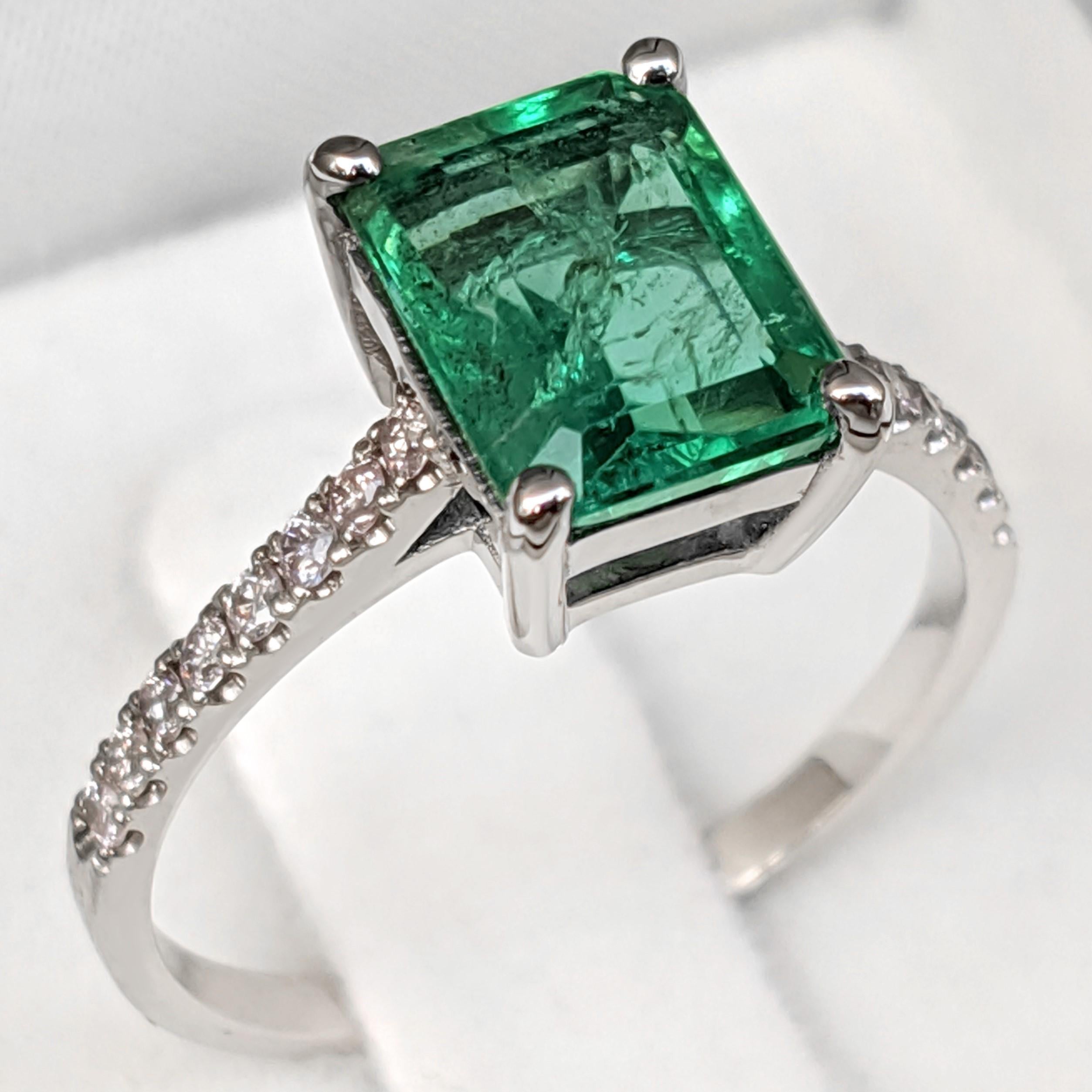 Women's NO RESERVE! 2.27 Carat Emerald and 0.21Ct Diamonds - 14 kt. White gold - Ring