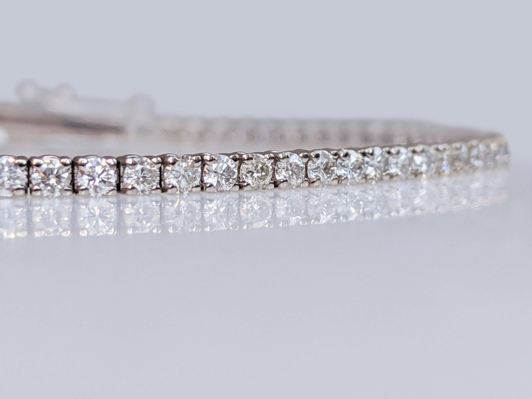 Women's NO RESERVE!  -  2.36Ct E-G Diamond Tennis 14K White Gold Bracelet For Sale