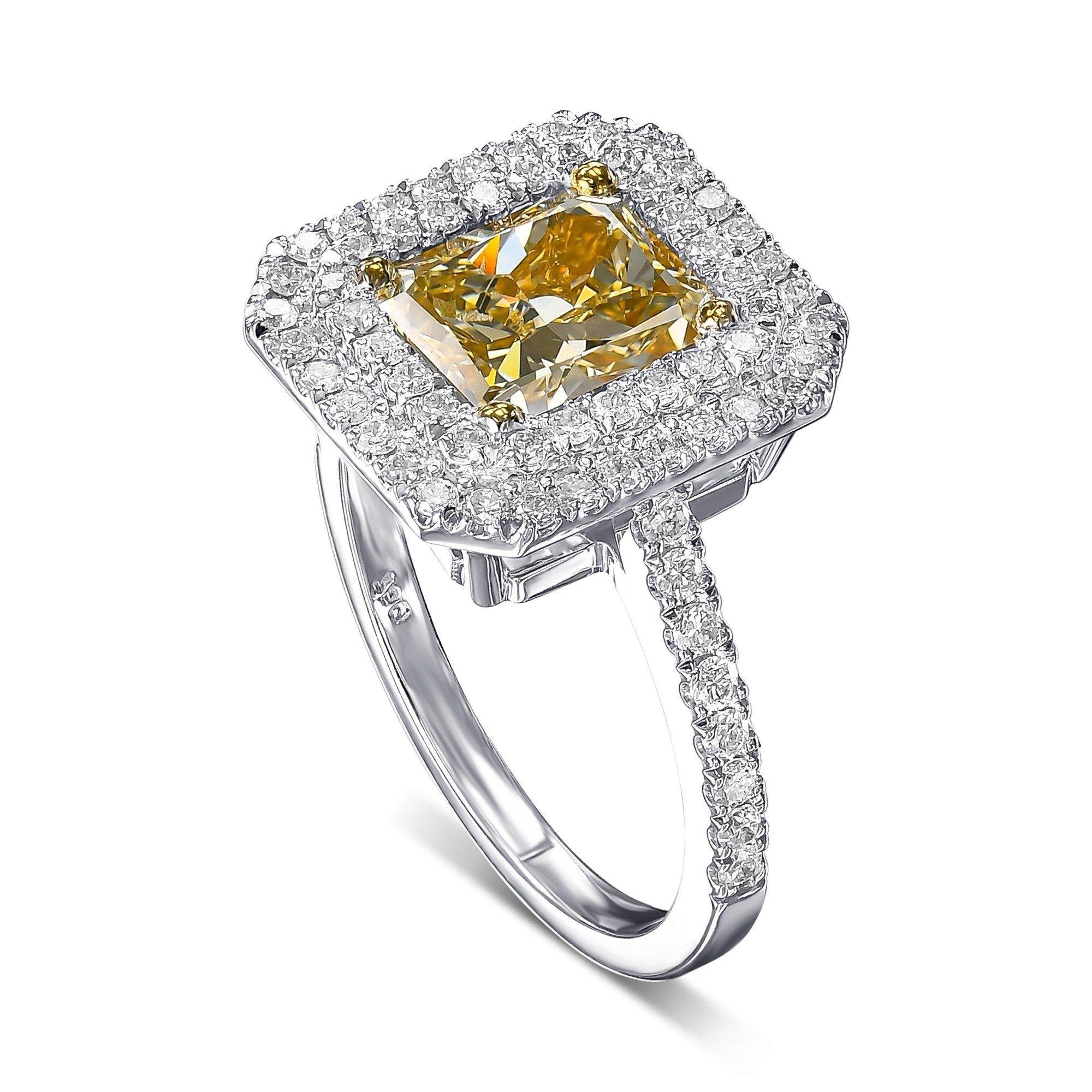 Taille carrée PAS DE RÉSERVE !  2.71 Cttw Fancy Yellow Diamonds Halo - Bague en or 18K  en vente