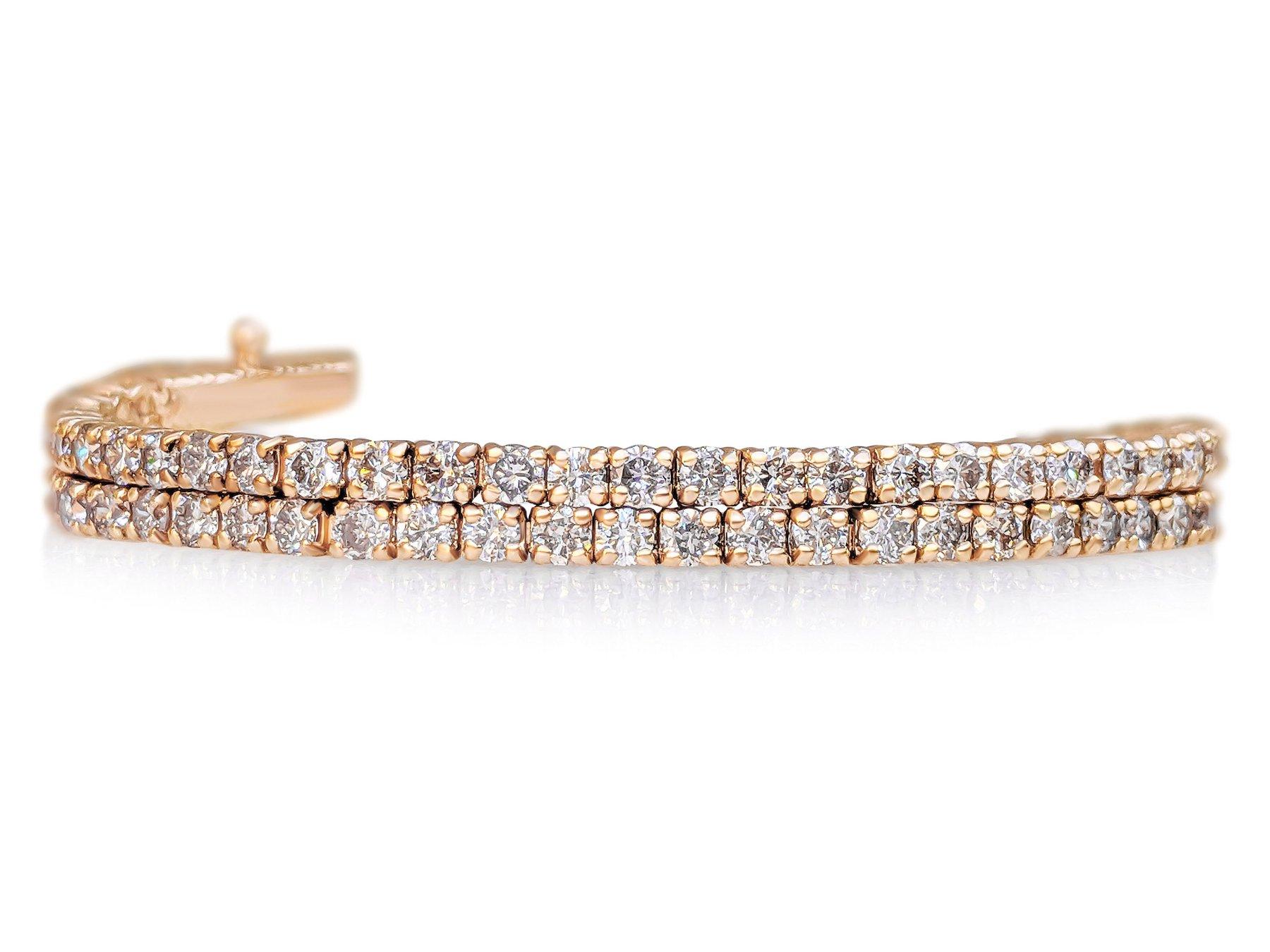 Pietre laterali:
___________
Diamanti naturali
Taglio: Rotondo brillante
Carati: 2,96 cttw / 84 pietre
Colore: da E a G
Chiarezza: Da VS1 a VS2

L'articolo viene spedito da Israeli Diamonds Exchange, i clienti sono responsabili di eventuali tasse