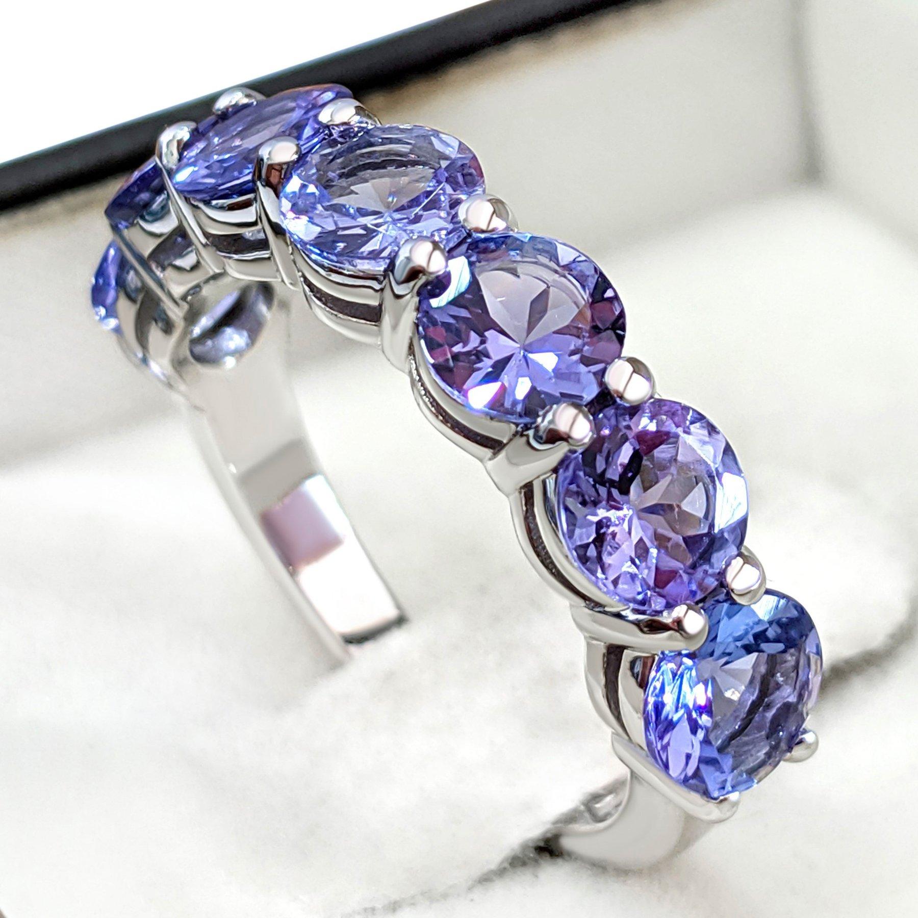 Art Deco NO RESERVE! 3.18 Carat Tanzanite 7 Stone Eternity Band 14kt White gold - Ring For Sale