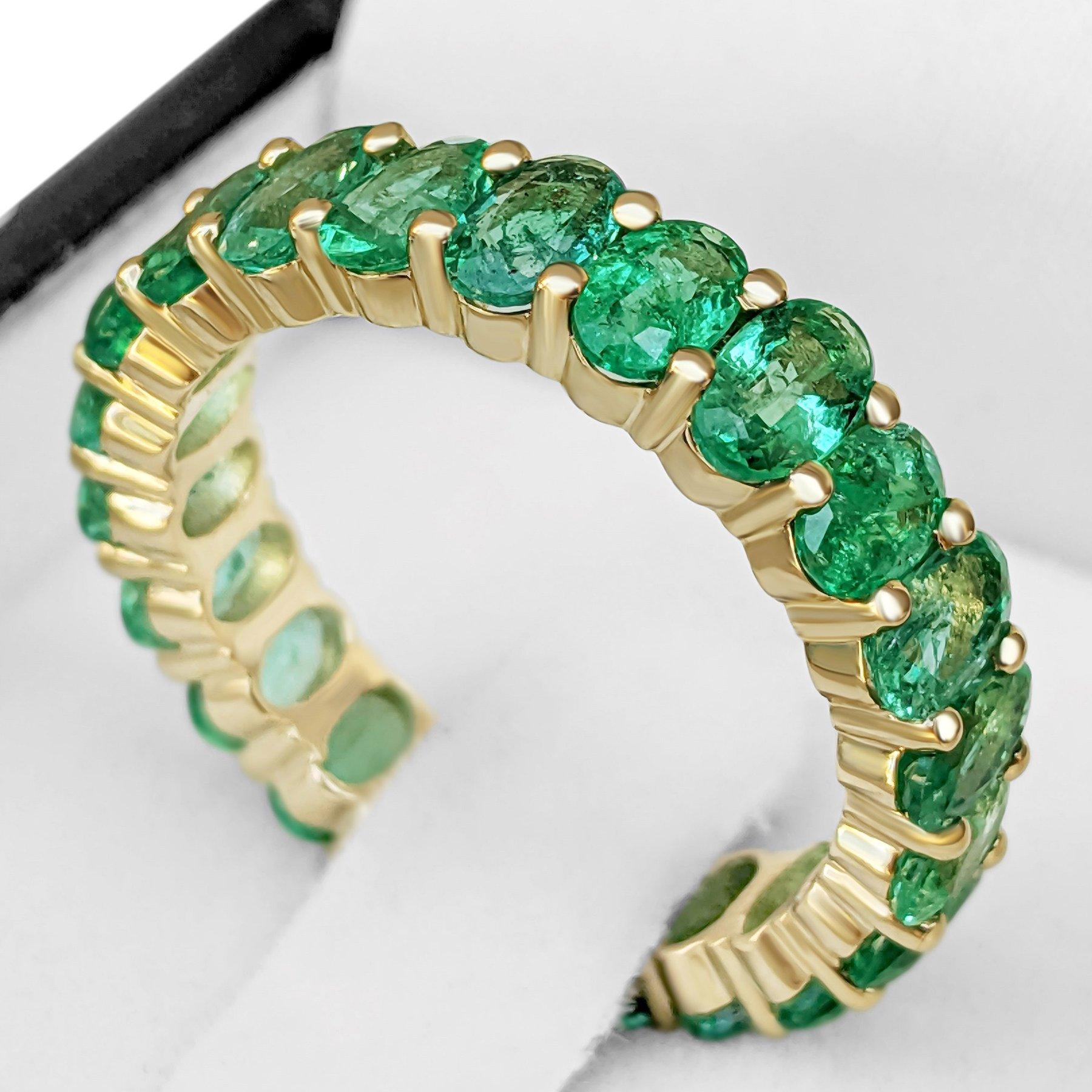 This ring is definitely a show stopper and will draw attention wherever you go! A great gift for yourself or your loved one - a heirloom piece to treasure forever!

Ring Size: 58.5 EU

Center Natural Emeralds:
Weight: 3.80 ct, 22 stones
Color: