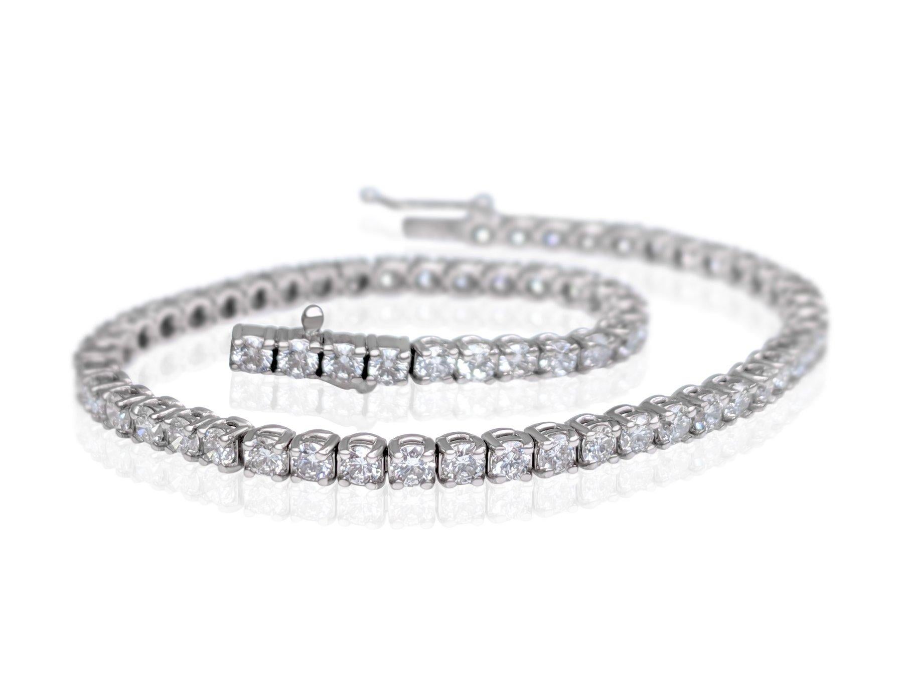 Side Stones:
___________
Natural Diamonds
Cut: Round Brilliant
Carat: 4.10 cttw / 70 stones
Color: E-G
Clarity: VVS-SI

Size: 18 cm

Item ships from Israeli Diamonds Exchange, customers are responsible for any local customs or VAT fees that might