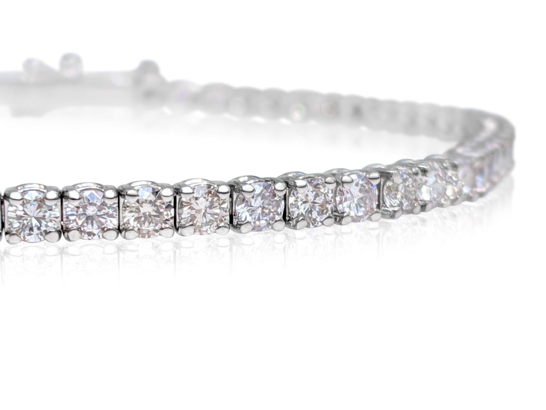 Orné d'un total de 4.21 carats de diamants roses clairs naturels, ce superbe bracelet rayonne d'élégance et de brillance. Serti dans un luxueux or blanc 14 carats, il dégage un charme sophistiqué qui ne manquera pas de séduire. Certifié par GCI pour